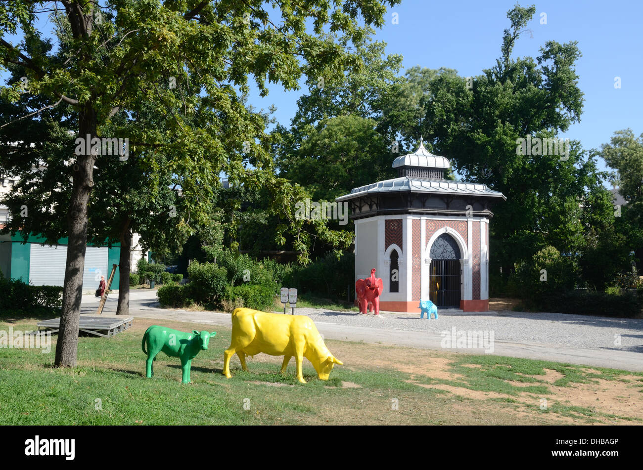 Elephant House Ou Animal House & Plastic Resin Animals Au Zoo De Marseille Dans Les Jardins Du Palais Longchamp Marseille France Banque D'Images