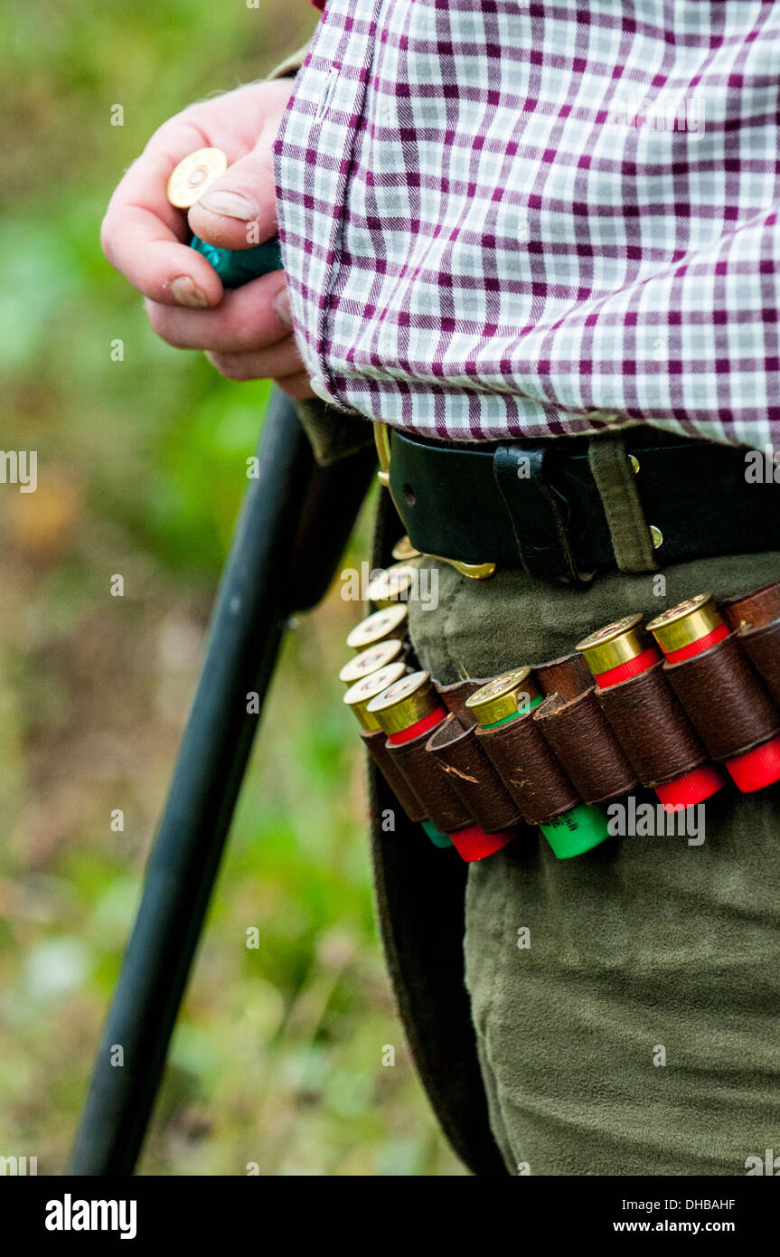 Un homme avec une ceinture de cartouches cartouches de fusil avec Photo  Stock - Alamy