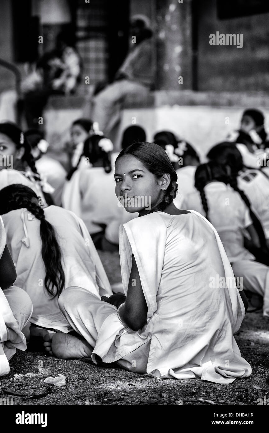 Village indien Rural high school girl dans une classe de l'extérieur. L'Andhra Pradesh, Inde. Monochrome Banque D'Images