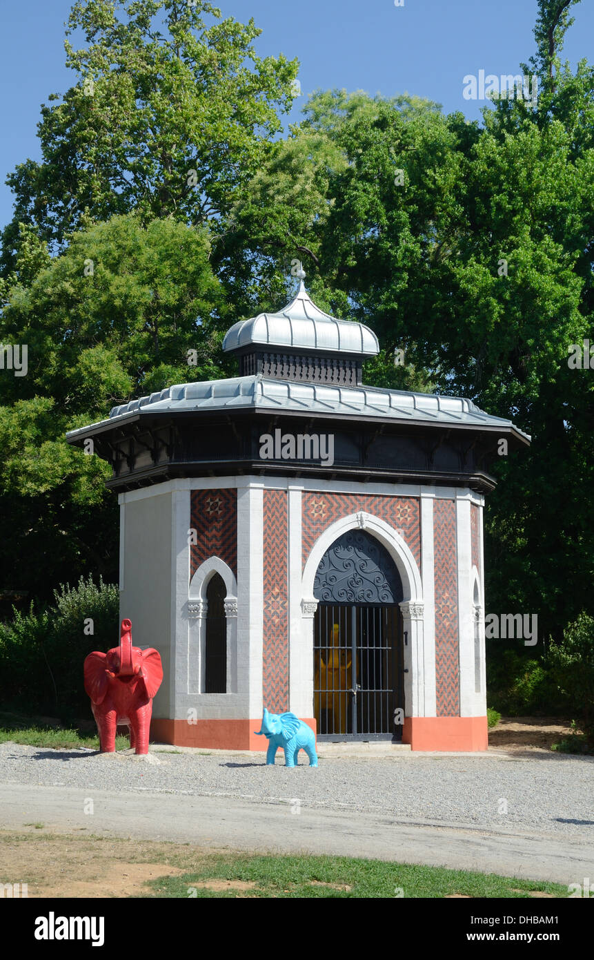 Maison D'Éléphant De Style Oriental Ou De Style Mughal, Maison D'Animaux Ou Kiosque De Jardin Dans L'Ancien Zoo De Marseille, Les Jardins Du Palais Longchamp, Marseille France Banque D'Images