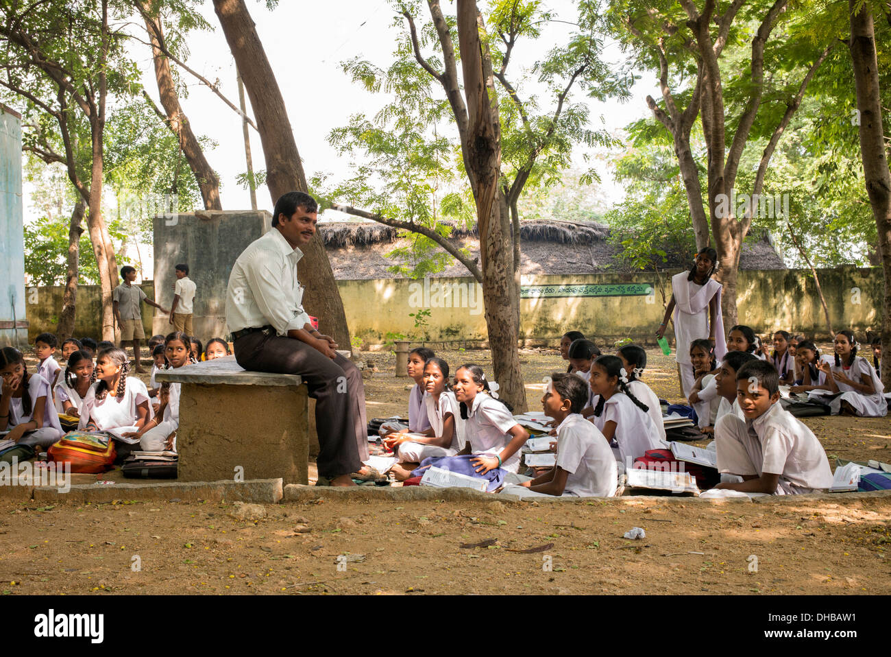 Village de l'Inde rurale professeur de lycée et d'enfants dans une classe de l'extérieur. L'Andhra Pradesh, Inde Banque D'Images