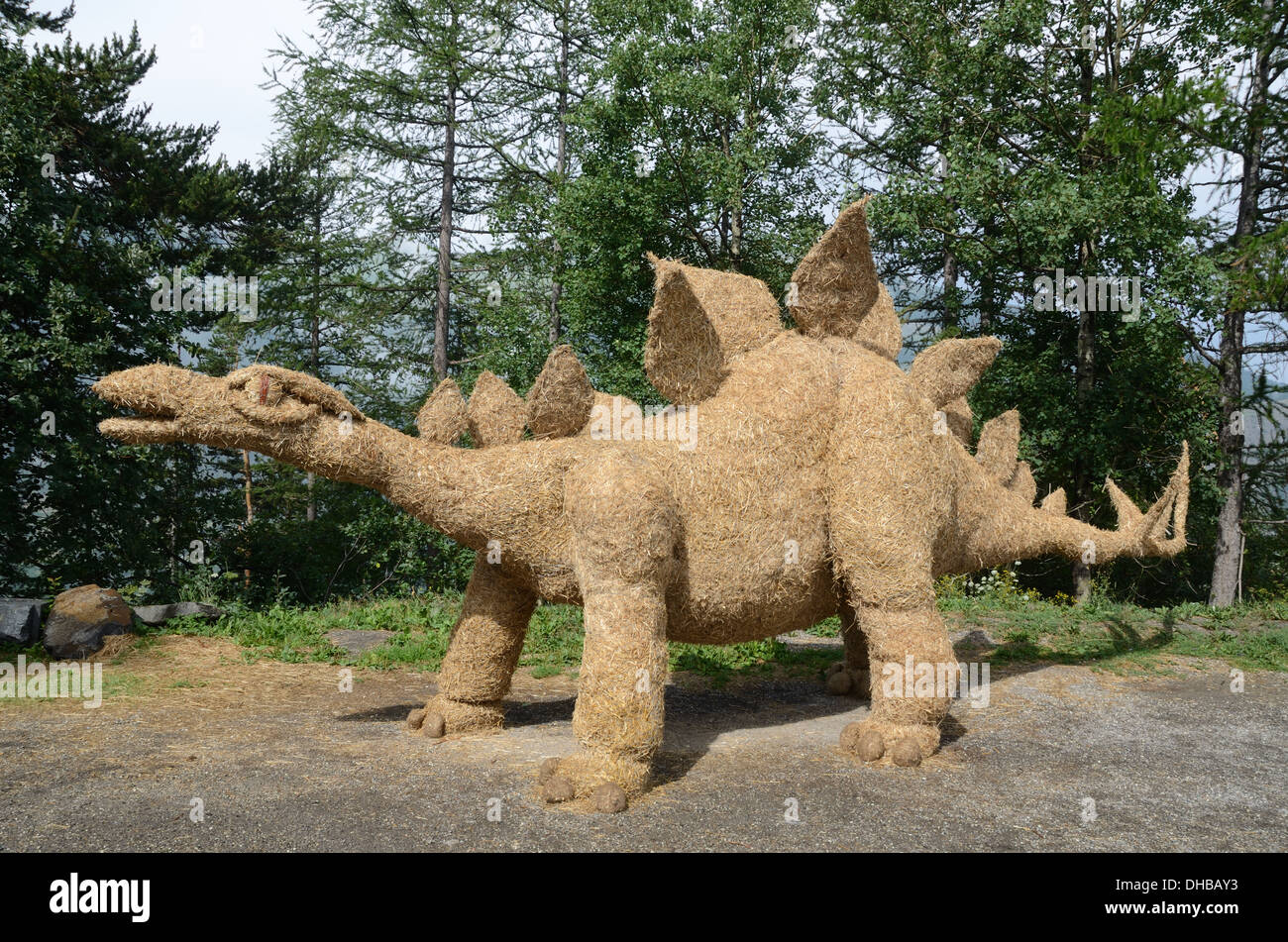 Sculpture de paille de dinosaure Stégosaure Banque D'Images
