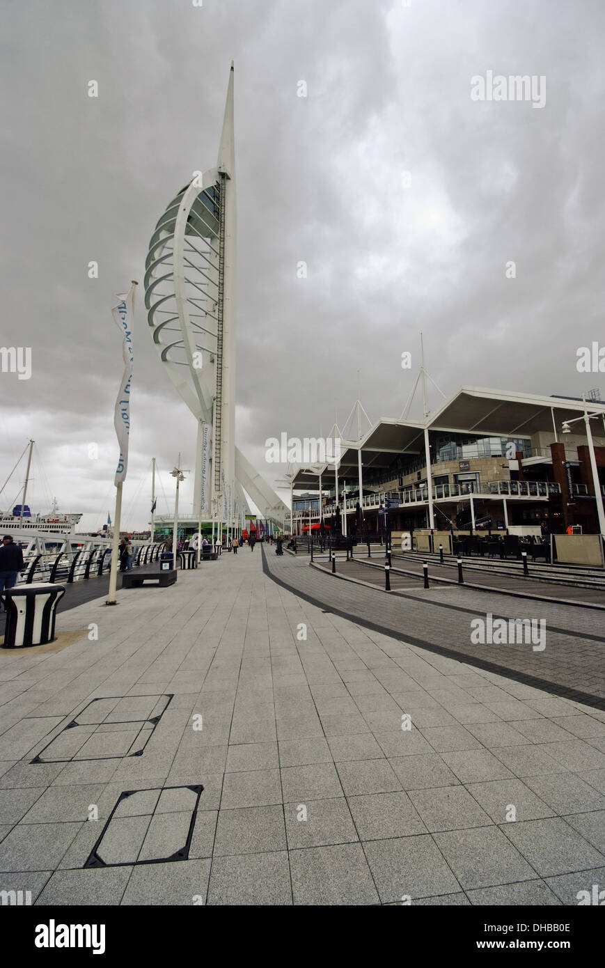 Gunwharf Quays avec Tour Spinnaker sur un jour nuageux gris Banque D'Images