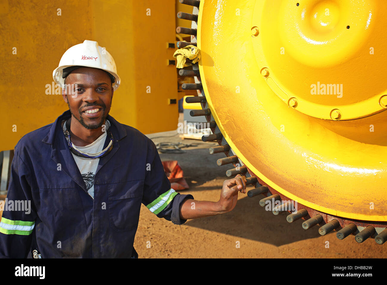 Portrait de l'industrie minière zambienne employé. Hard working man with hard hat. Banque D'Images