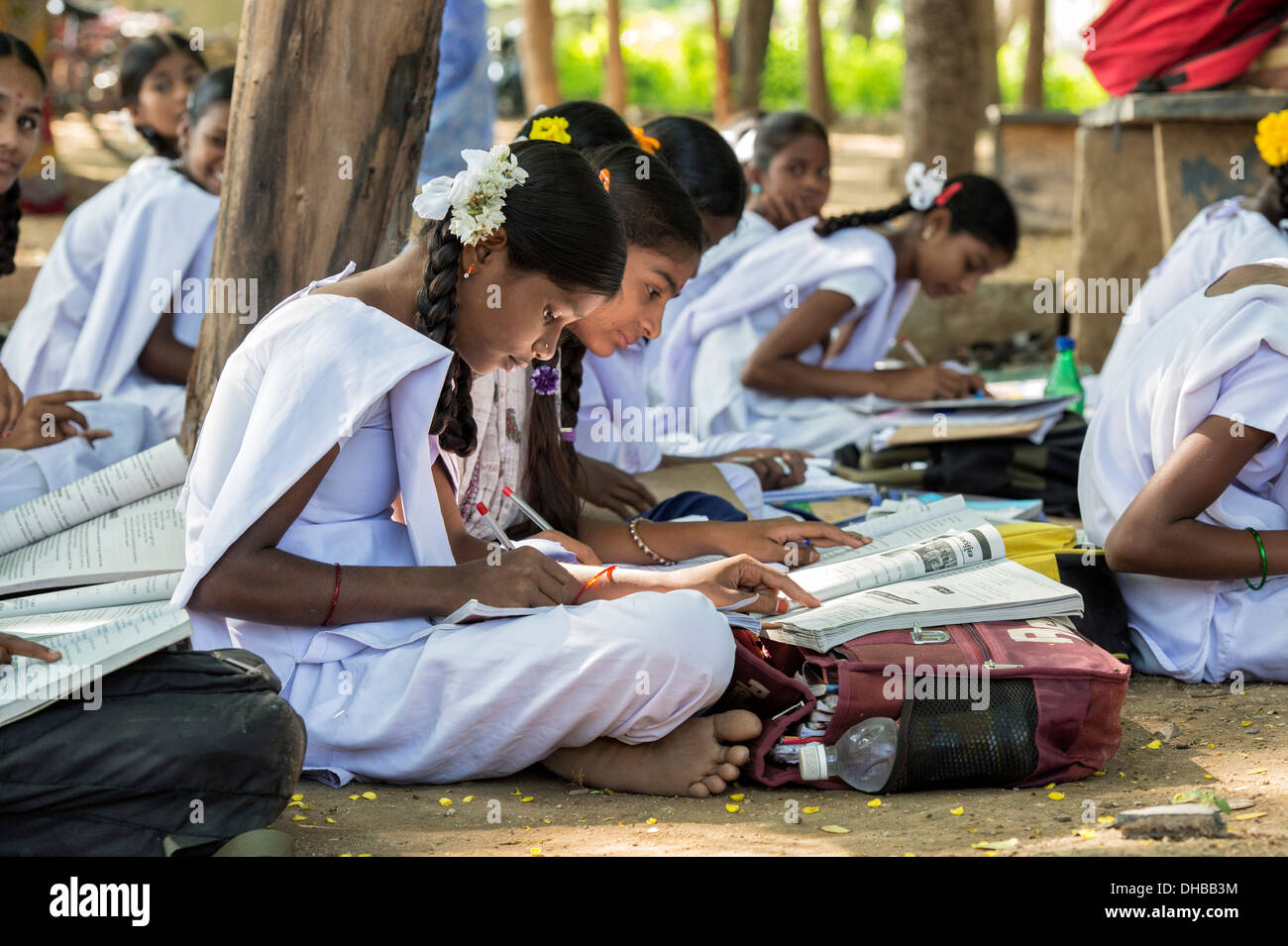 Village indien Rural High School girls écrit dans des livres dans une classe de l'extérieur. L'Andhra Pradesh, Inde Banque D'Images