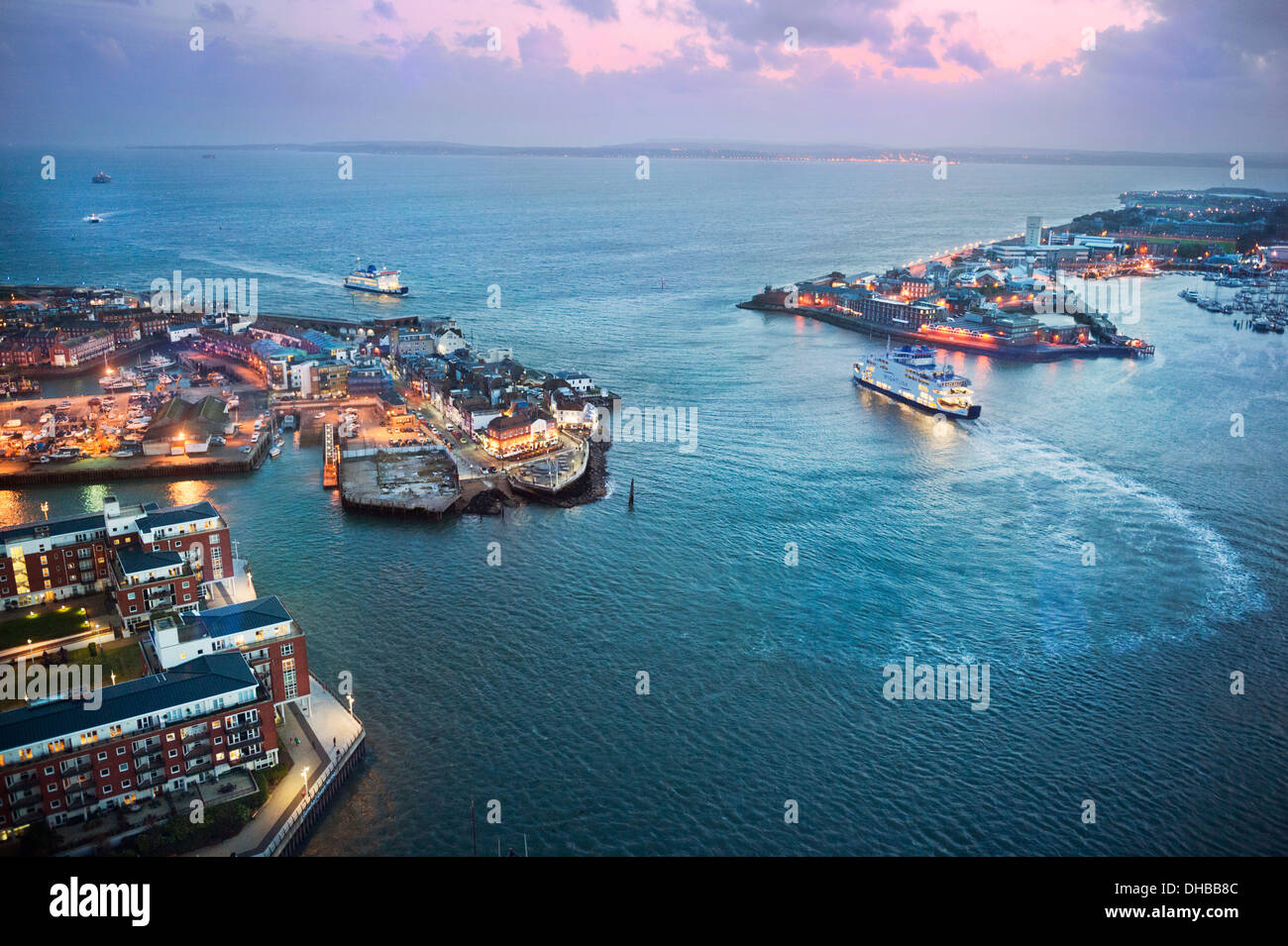 Île de Wight ferries traverser à l'entrée Le port de Portsmouth au coucher du soleil, vu de la tour Spinnaker, Hampshire, Royaume-Uni Banque D'Images