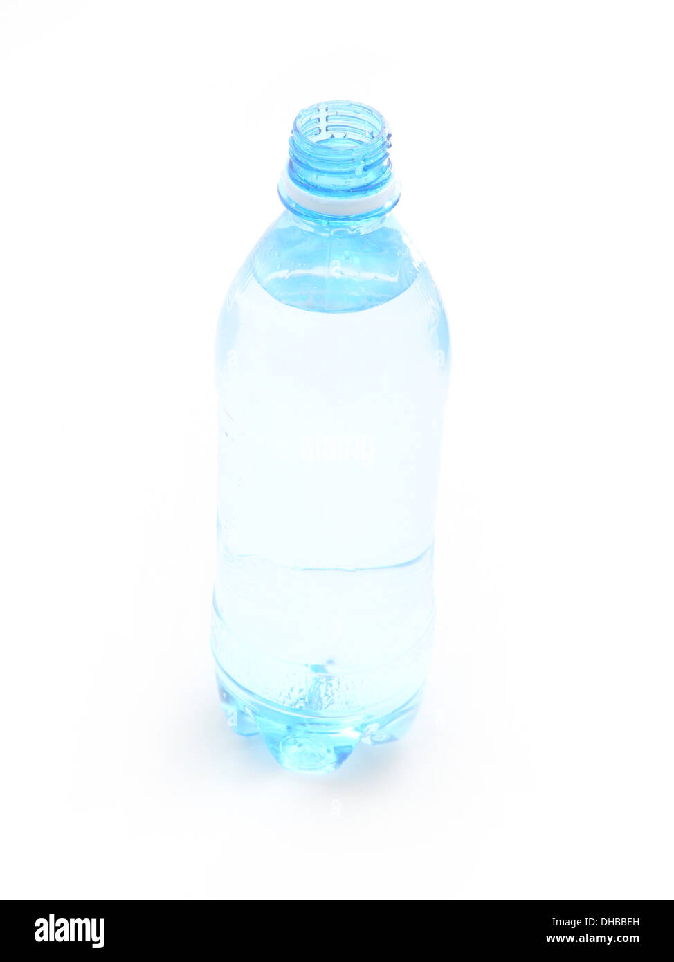 Bouteille d'eau isolé sur fond blanc Banque D'Images