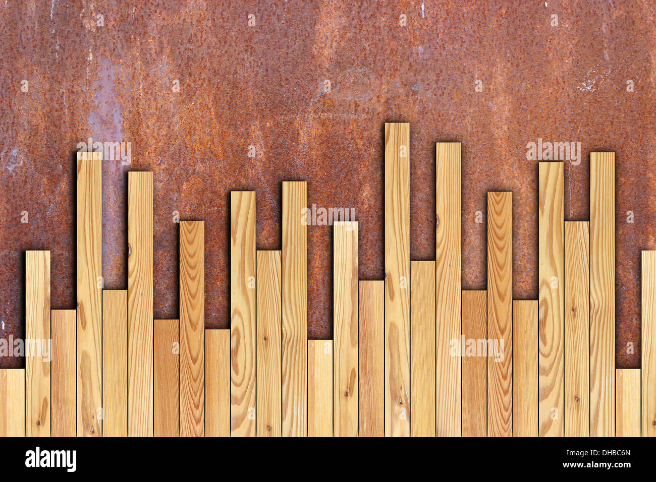 Plancher Plancher en bois nouvelle installation sur la surface rouillée Banque D'Images