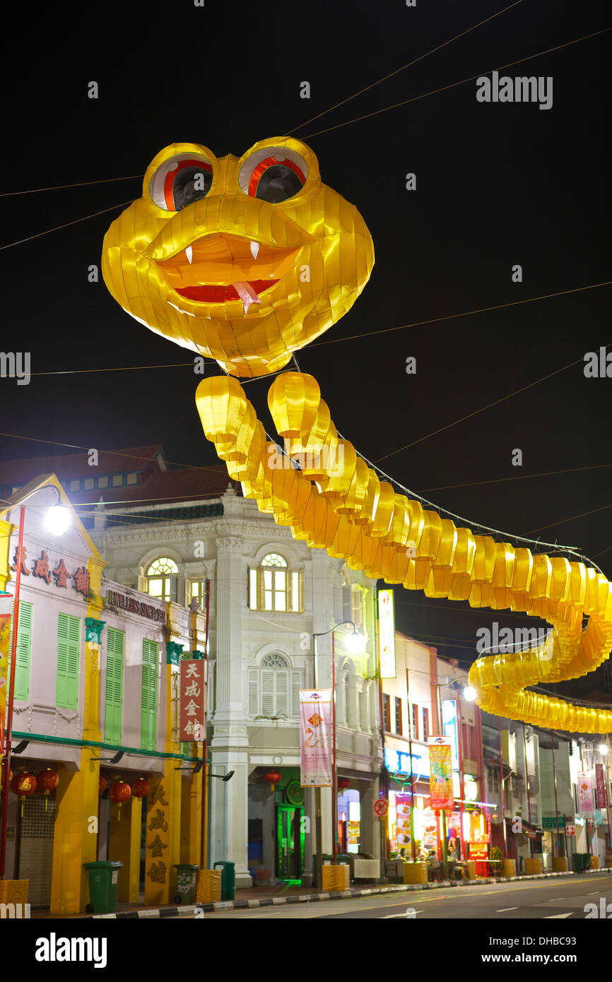 Serpent jaune géant, célébrant l'année du serpent, suspendu au-dessus de North Bridge Road, à Singapour. Banque D'Images