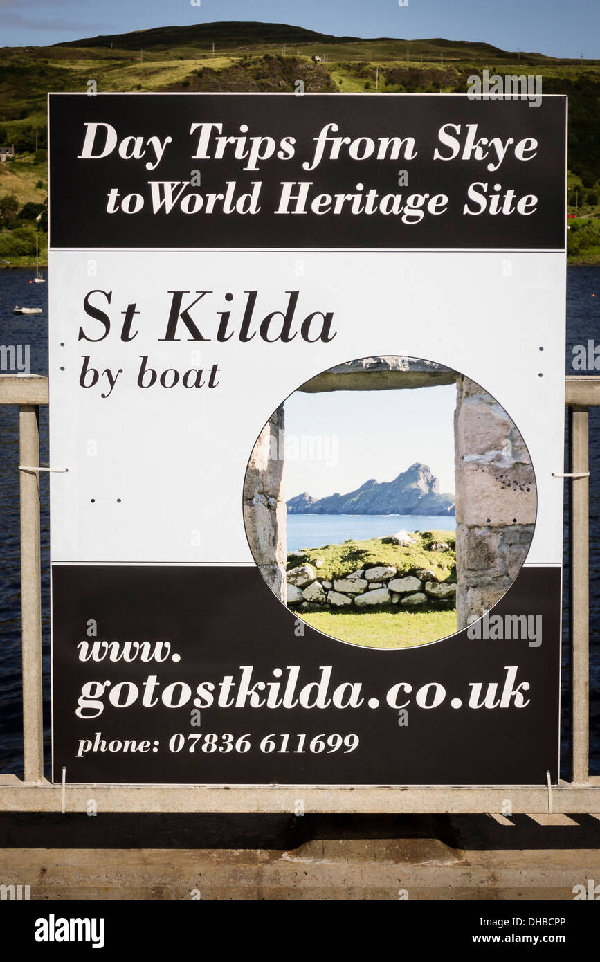 Avis sur Skye la promotion des excursions en bateau vers la petite île inhabitée écossais St Kilda Banque D'Images