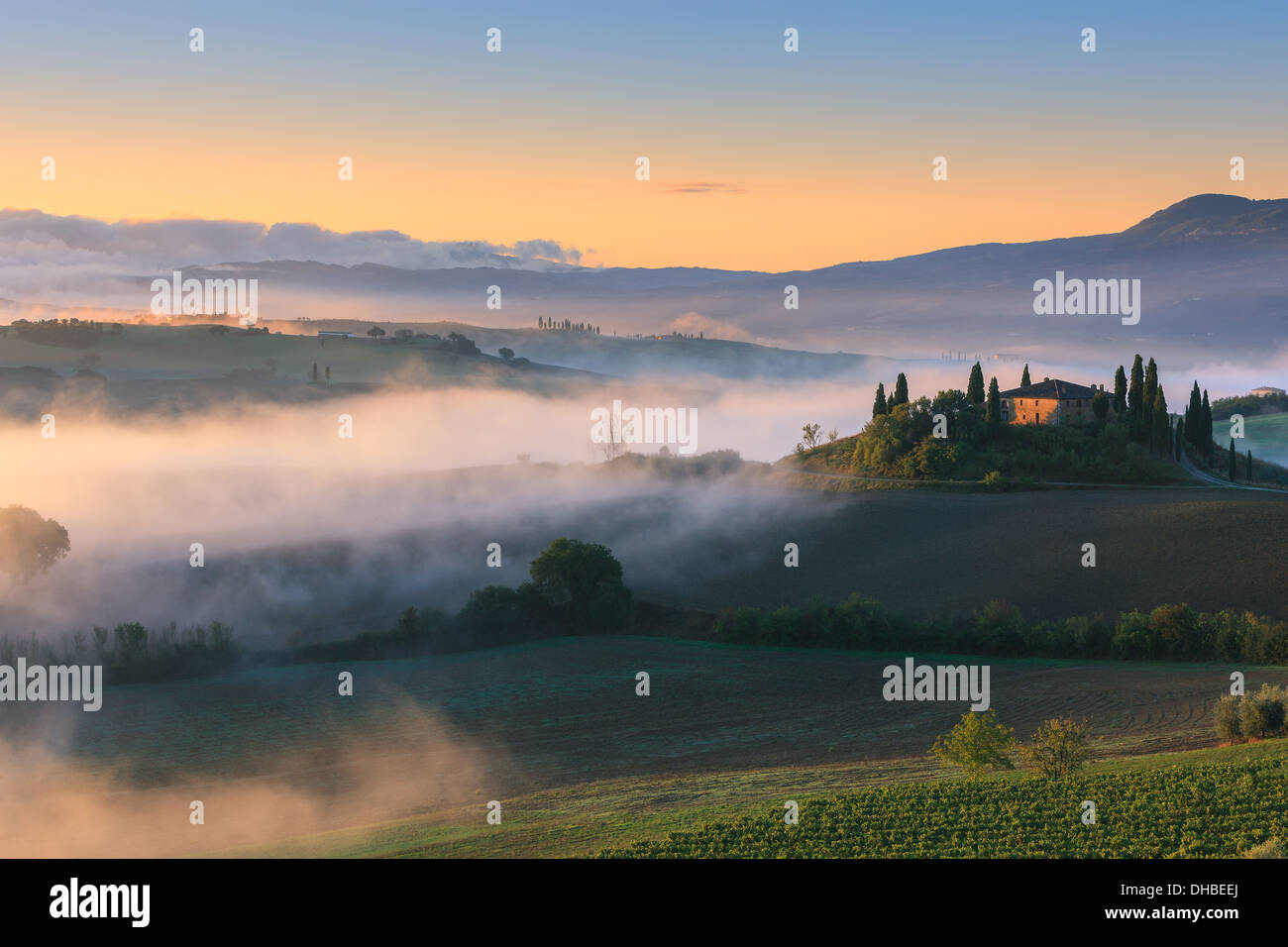 Célèbre Podere Belvedere dans la lumière du matin, au cœur de la Toscane, près de San Quirico in de Val d'Orcia Banque D'Images