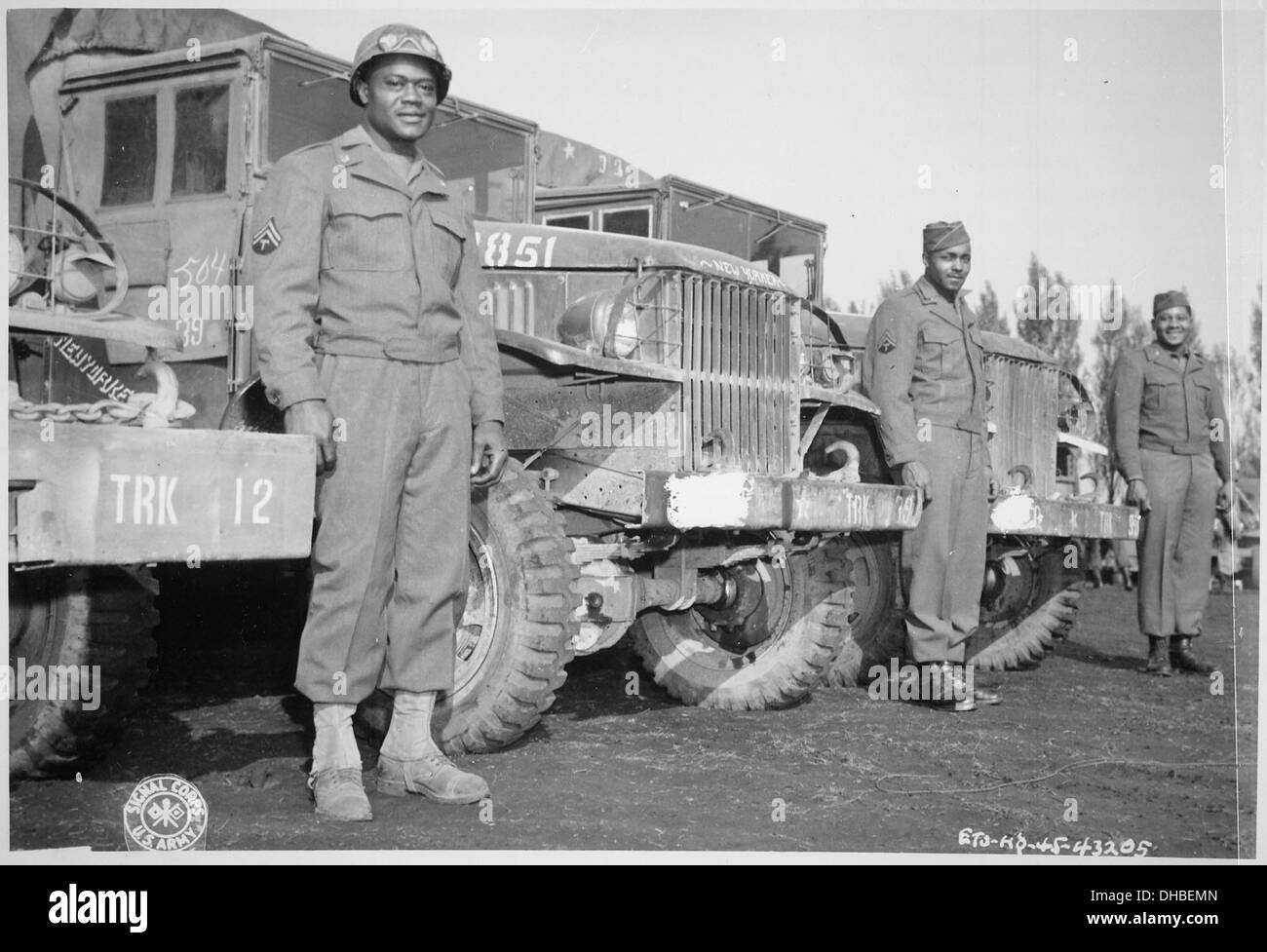 Les membres de la 666th Quartermaster Truck Company, 82nd Airborne Division, sont photographiés après avoir parcouru 20 000 miles chacun sans incident, démontrant leur engagement et leur professionnalisme dans la logistique militaire. Banque D'Images