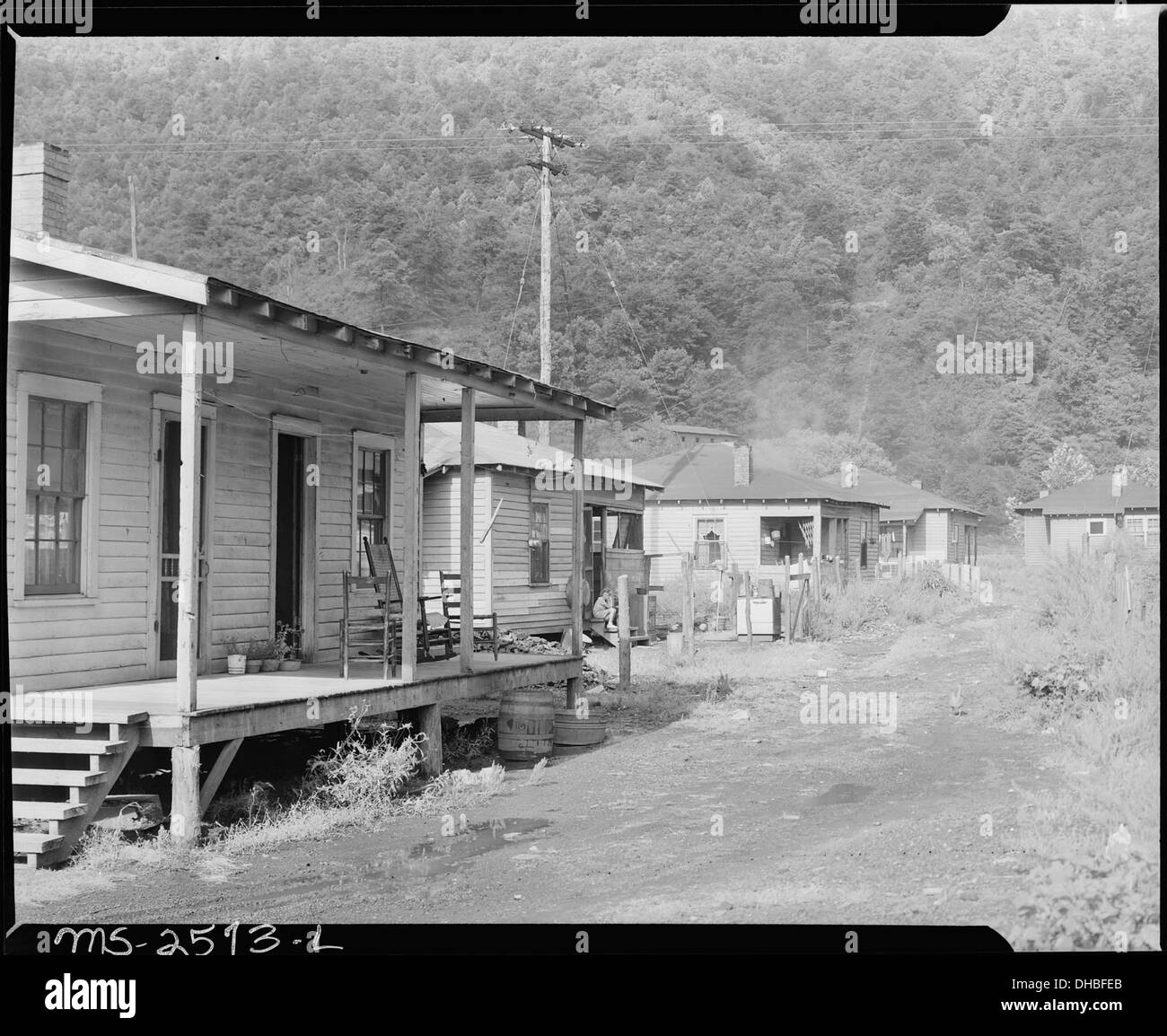 Une rangée de maisons de mineurs typiques à la Dixie Darby Fuel Company dans la mine Marne, Lejunior, Kentucky. Ces maisons, construites pour les mineurs de charbon, reflètent le mode de vie de la classe ouvrière dans les communautés minières du Kentucky des années 1940. Banque D'Images