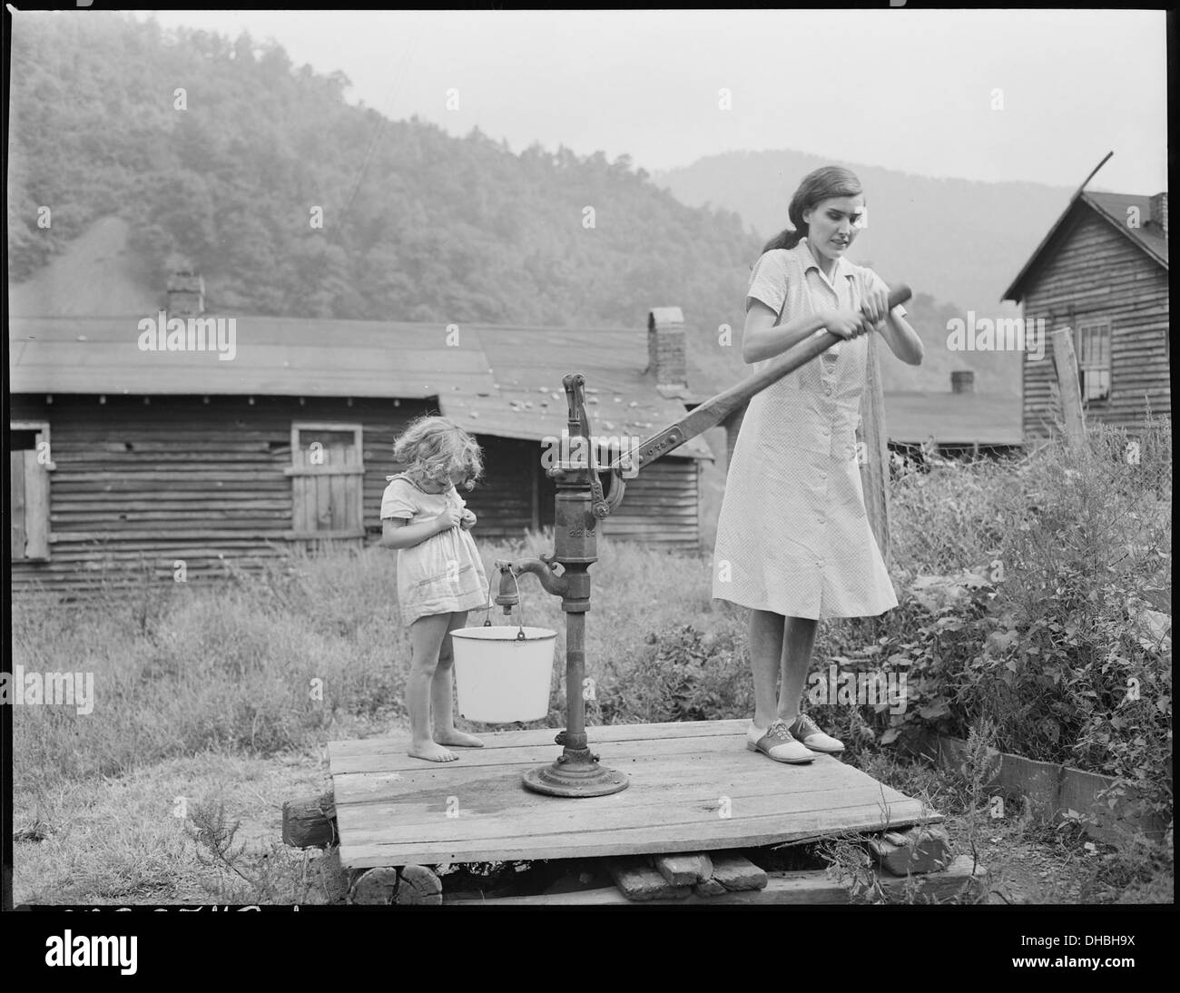 Bobbie Jean Sergent, 4, va avec Lucy, 26 ans, qui est aveugle, d'obtenir de l'eau. P V & K Coal Company, Trèfle Gap le mien... 541302 Banque D'Images