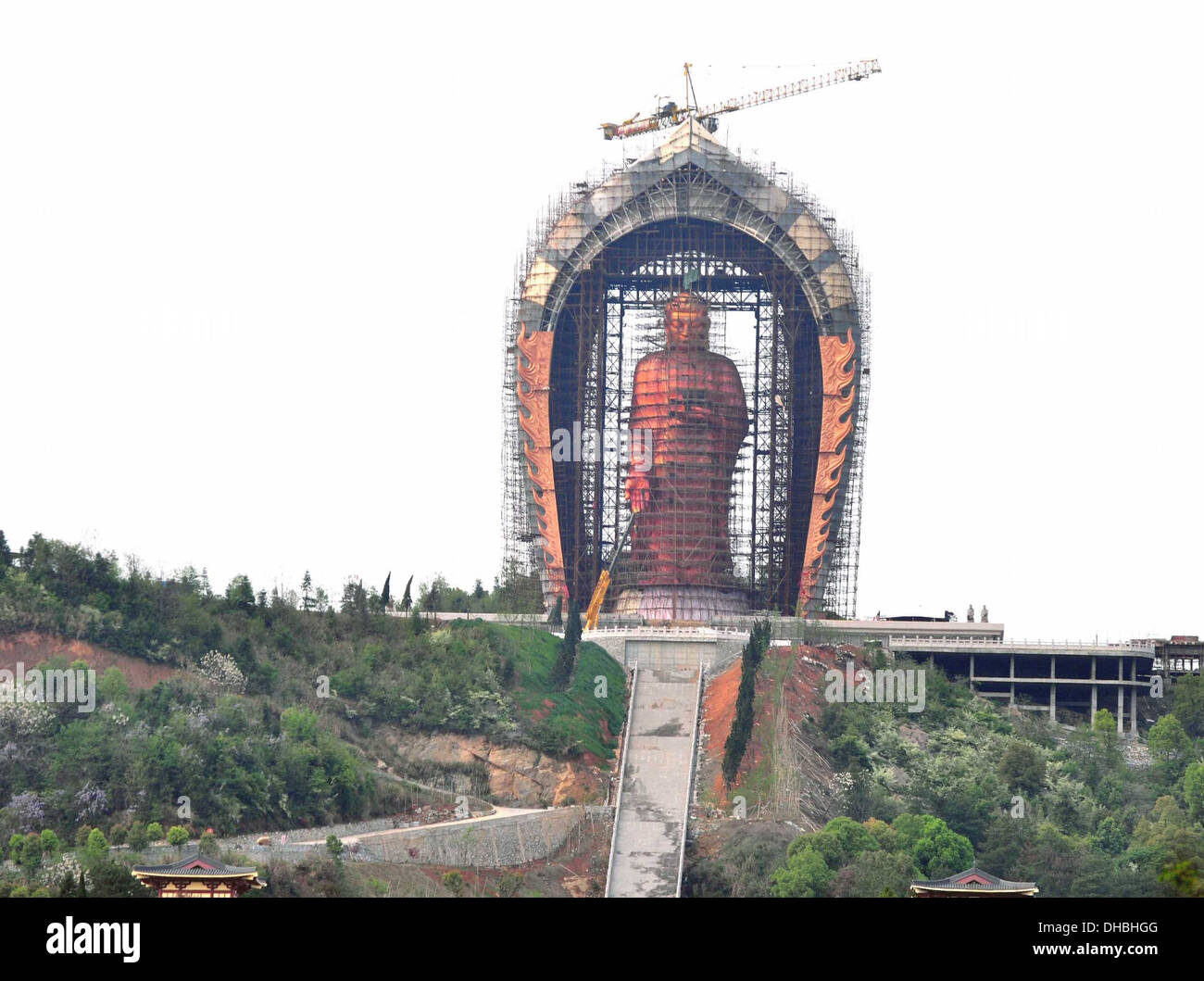 Big Buddha le travail est presque terminé sur la plus haute du monde statue en bronze de Bouddha dans la province de Jiangxi Jiujiang Comté Xingzi Dong Lin Banque D'Images