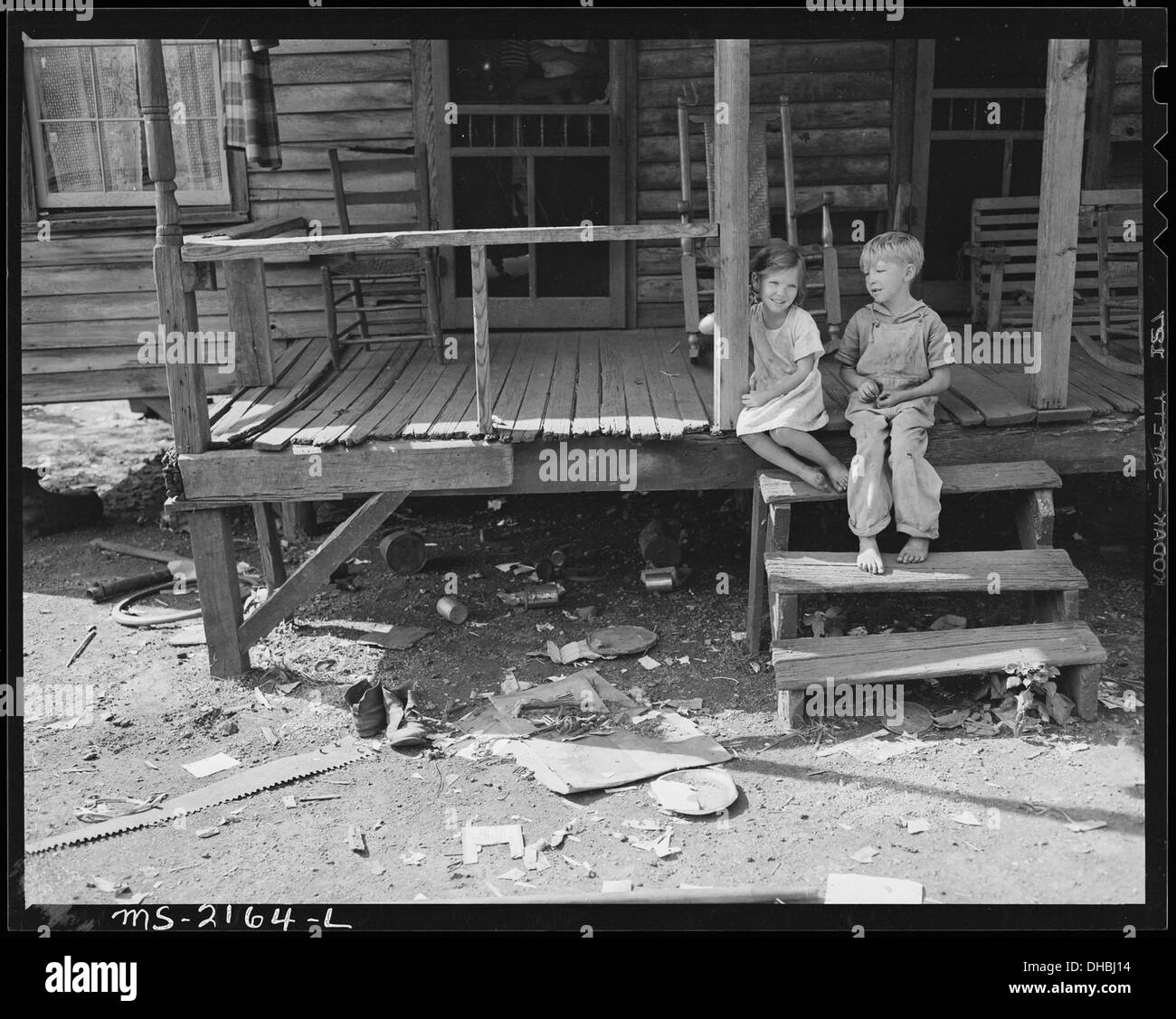 Les enfants d'un mineur sont vus sur le porche d'une maison de mineur typique à la Fox Ridge Mining Company à Arjay, Kentucky. Cette image capture un moment de la vie quotidienne dans une communauté minière. Banque D'Images