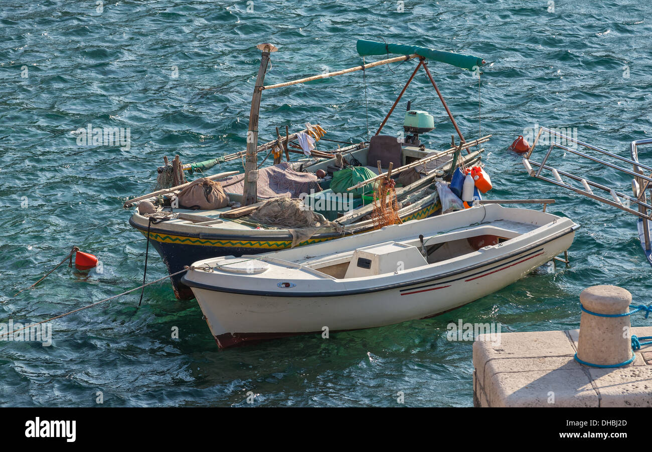 Deux bateaux de pêche en bois rester amarré dans la ville de Petrovac, Monténégro Banque D'Images