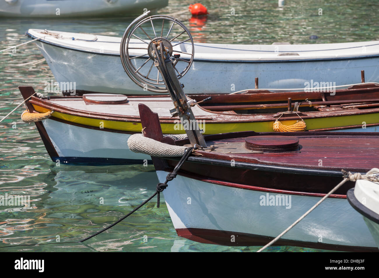 Bateaux de pêche en bois coloré rester amarré dans la ville de Petrovac, Monténégro Banque D'Images