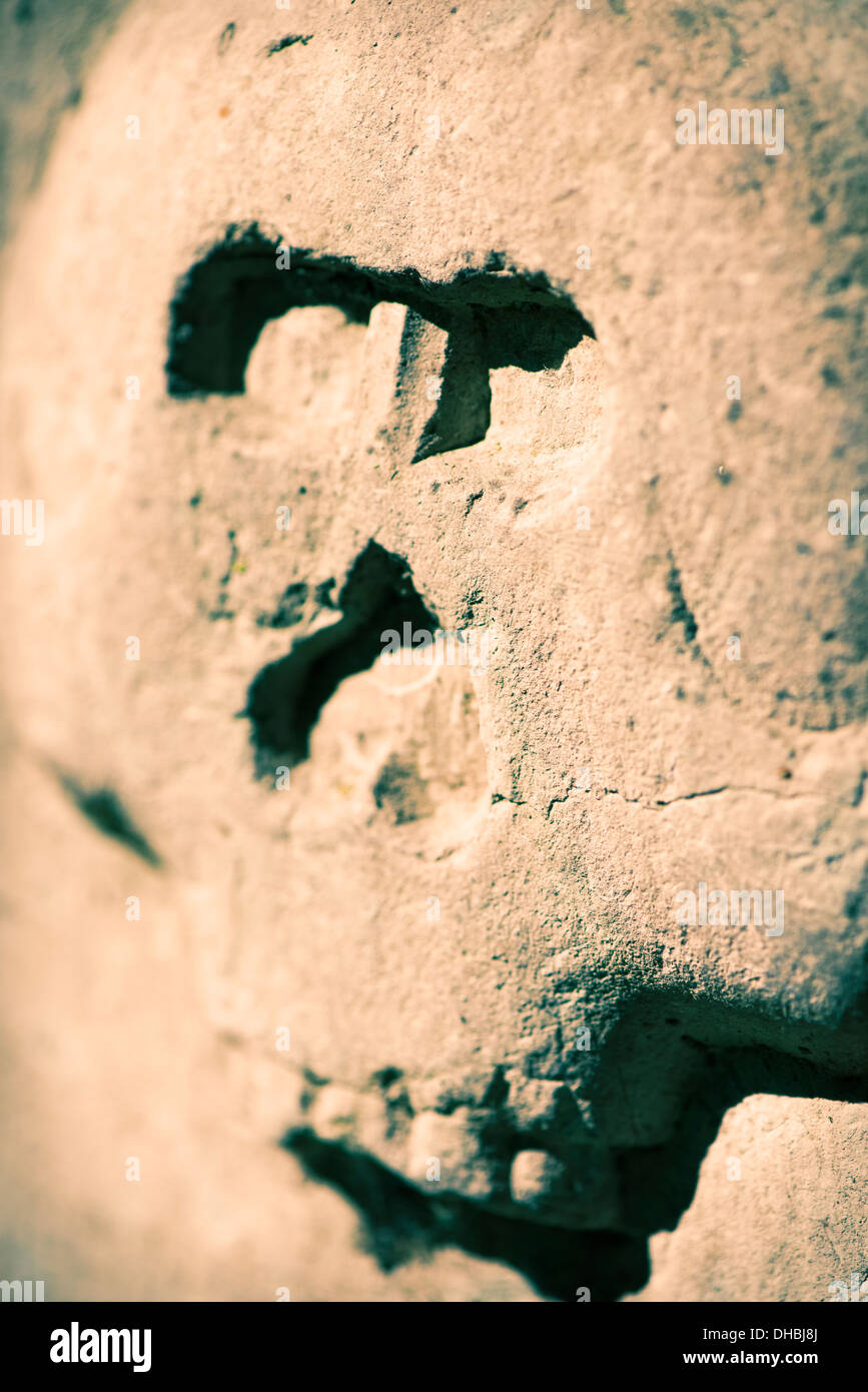 Close up of stone sur crâne tombe ancienne, Suède Banque D'Images