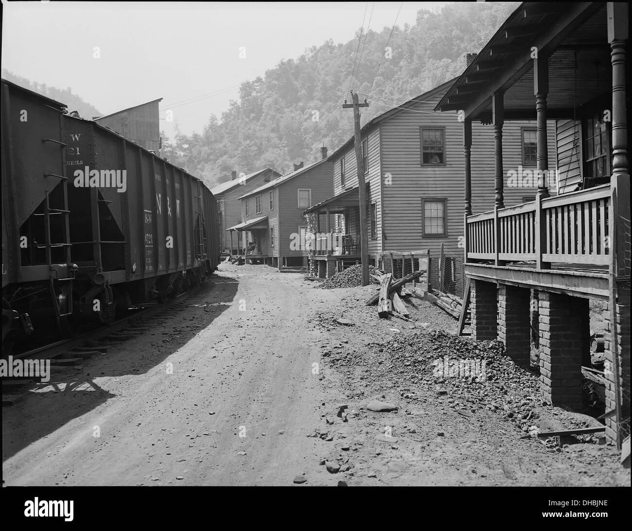 Cette photographie représente des wagons de charbon et des maisons associées à la Southern Coal Corporation à la mine Bradshaw dans le comté de McDowell, en Virginie-occidentale. L'image met en évidence les opérations minières et les conditions de vie des travailleurs de la région. Banque D'Images