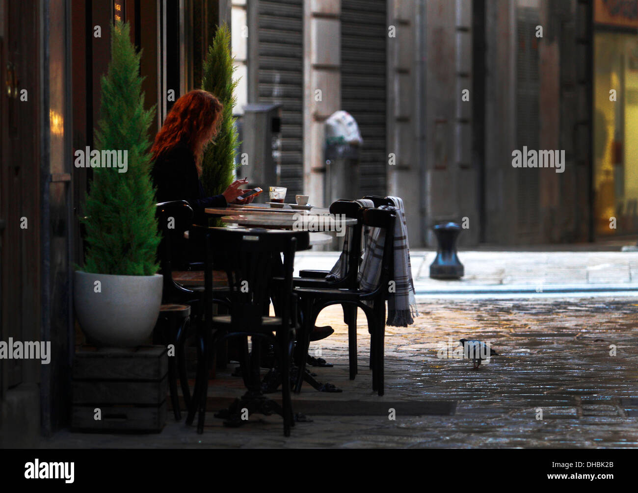 Une femme est vu assis sur une terrasse du bar à Palma de Majorque, Espagne Banque D'Images