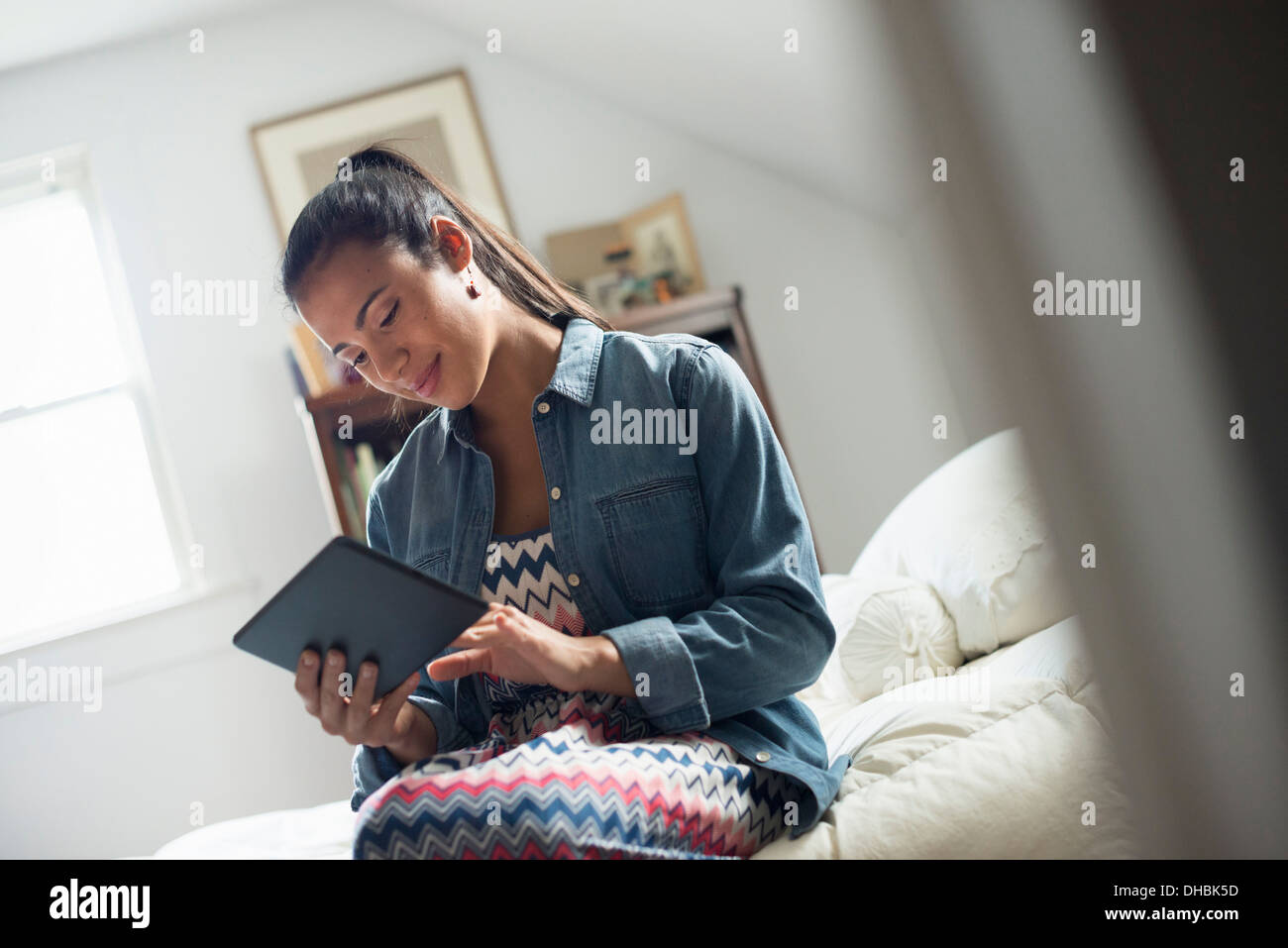 Une jeune femme à l'aide d'une tablette numérique. Banque D'Images