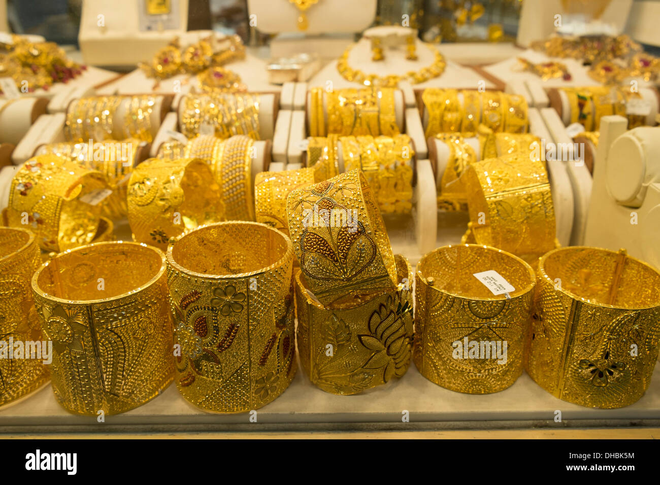 Bijoux bracelet or en vente en boutique dans le Souk de l'or dans le  quartier de Deira de Dubaï Émirats Arabes Unis Photo Stock - Alamy