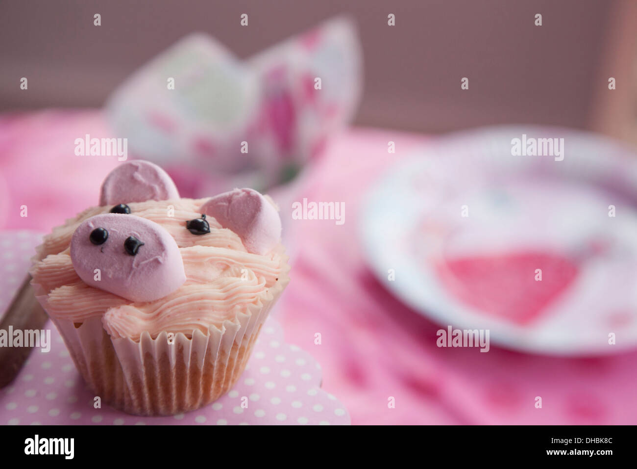 Une Table D Anniversaire Avec Un Tissu Rose Et Un Petit Gateau Decore Avec L Image D Un Cochon Photo Stock Alamy