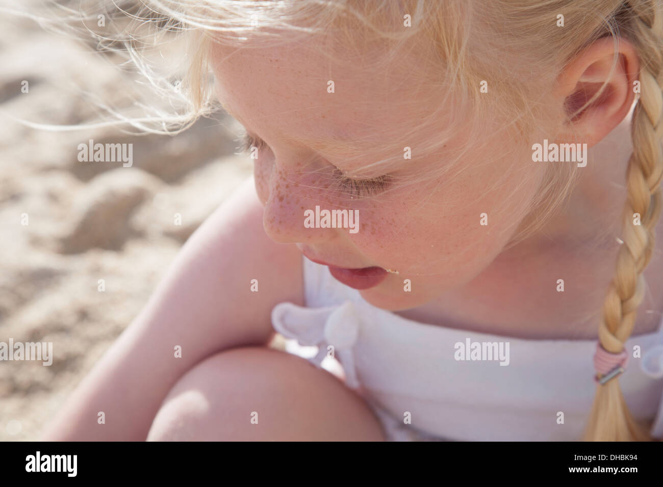 Une jeune fille aux cheveux blonds en amorces sur la plage. Banque D'Images