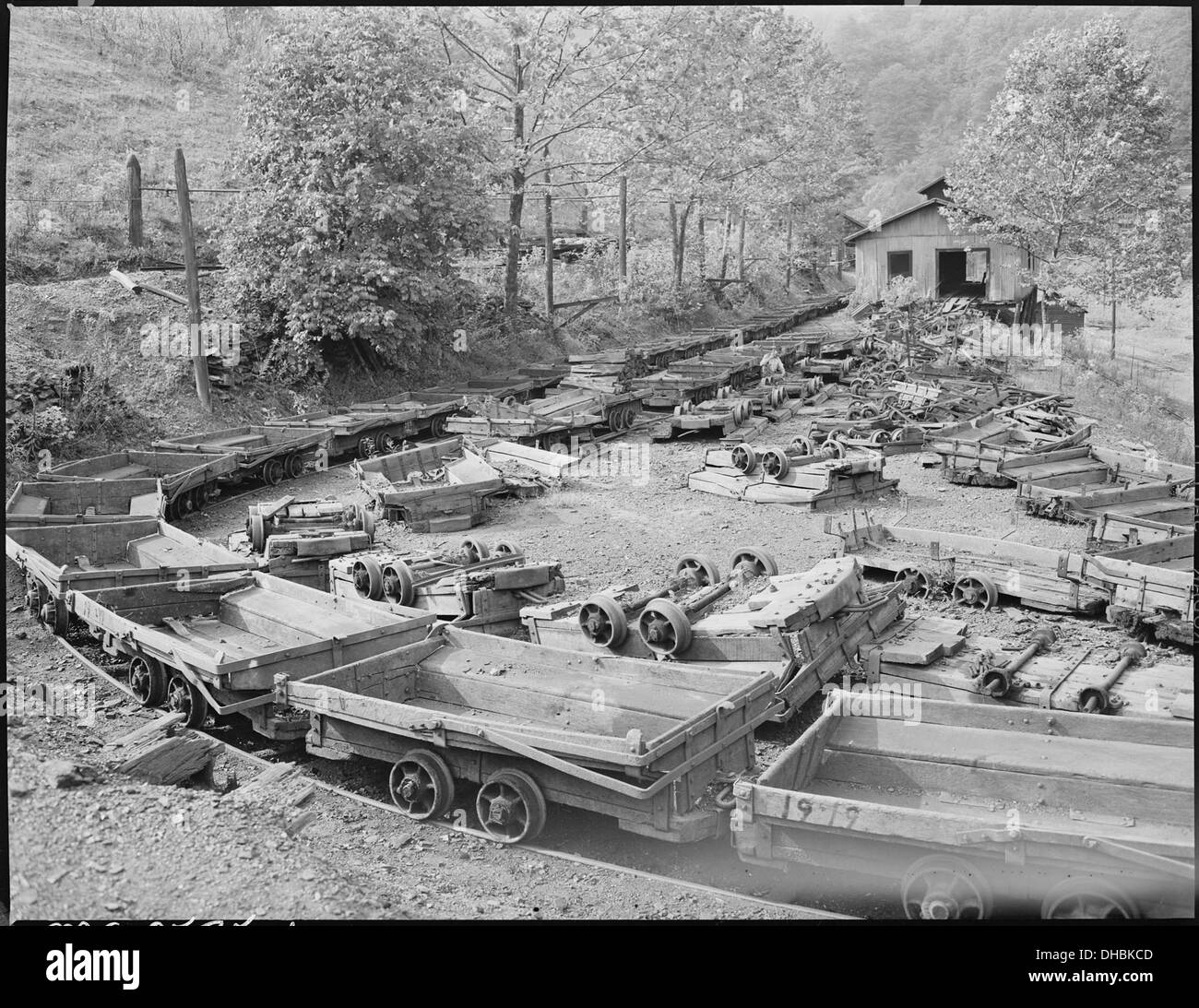 Des wagons de charbon sont montrés sur des pistes menant à la mine Clover Gap de P.V. & K Coal Company à Lejunior, dans le comté de Harlan. Ces wagons transportent le charbon de la mine à la benne pour le traitement et la distribution. Banque D'Images