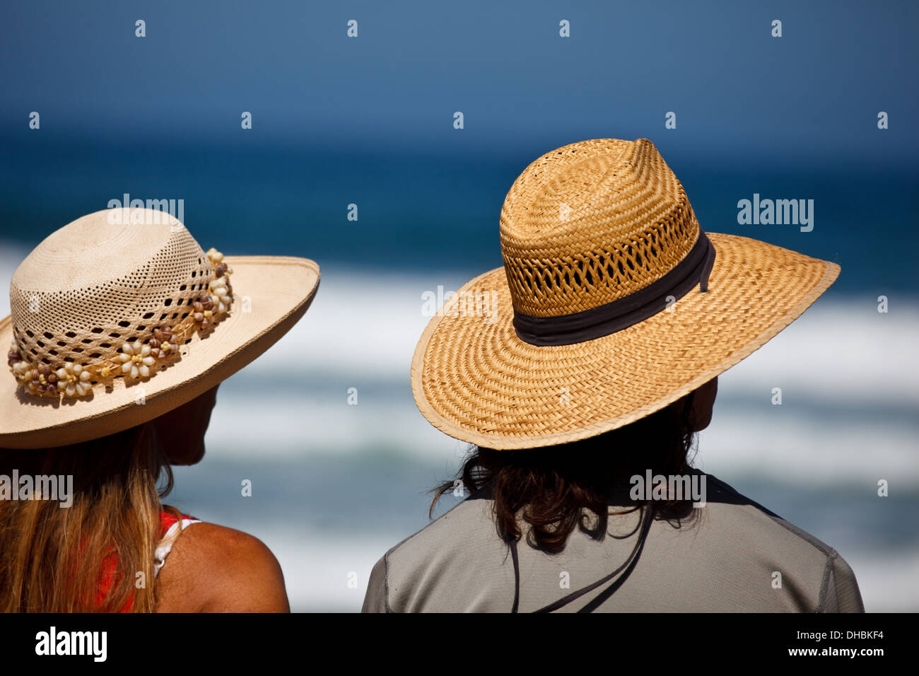 L'homme et de la femme avec des chapeaux de paille sur le dos de l'appareil  photo pour regarder la compétition de surf en Californie LaJolla Photo  Stock - Alamy