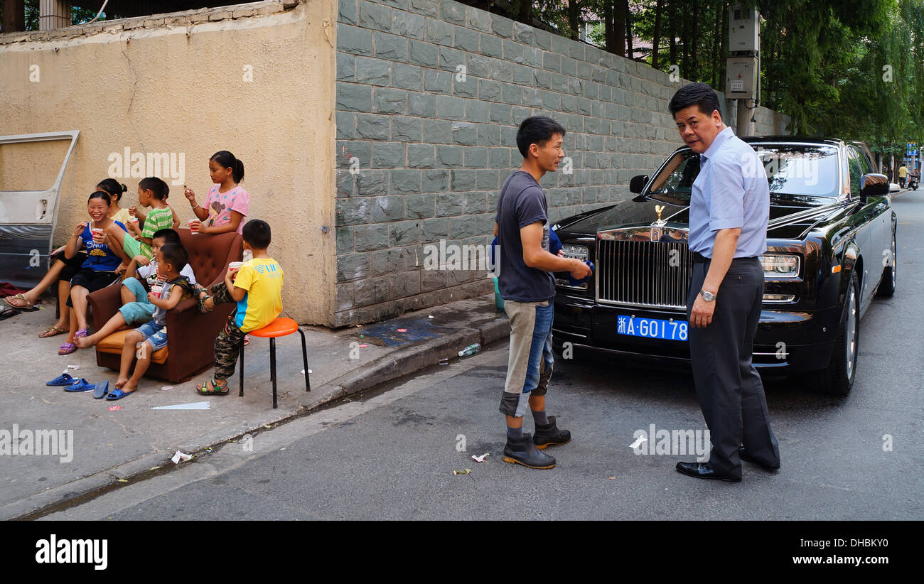 Famille heureuse avec la crème glacée, a souligné l'homme avec Rolls Royce Banque D'Images