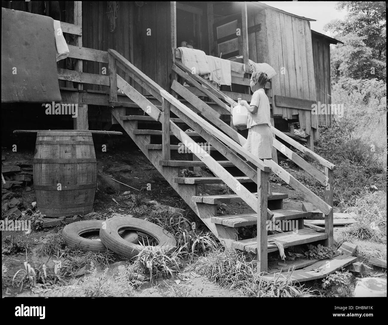 Fille de Lawson de Mayo lait qui la famille d'achat provenant d'une mine voisine. Les vaches sont à l'épreuve, le lait est... 540974 Banque D'Images