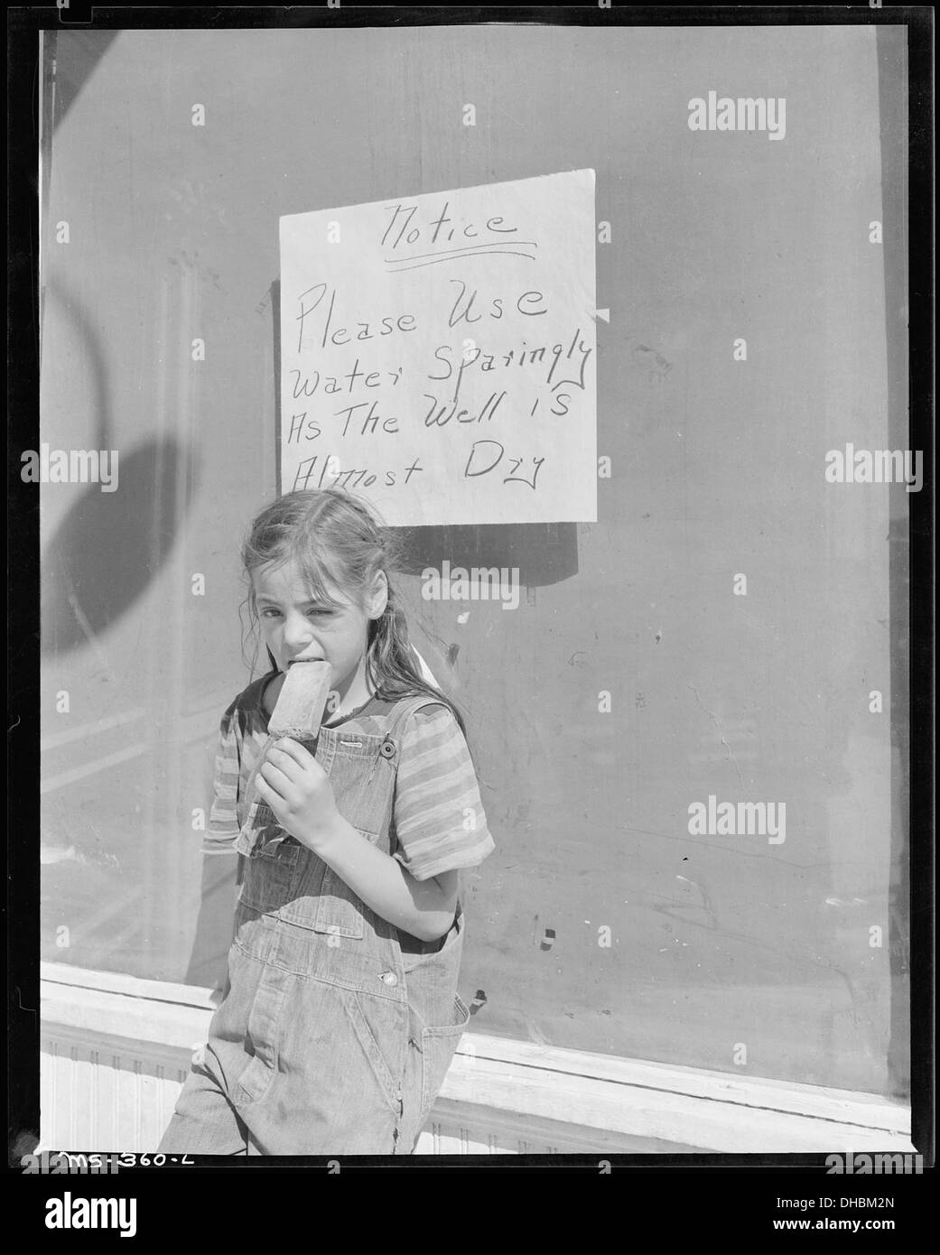 Fille de mineur devant le magasin de la compagnie. Calumet Fuel Company, Delcarbon 5E2 Mine, Delcarbon, Huerfano Comté... 540371 Banque D'Images