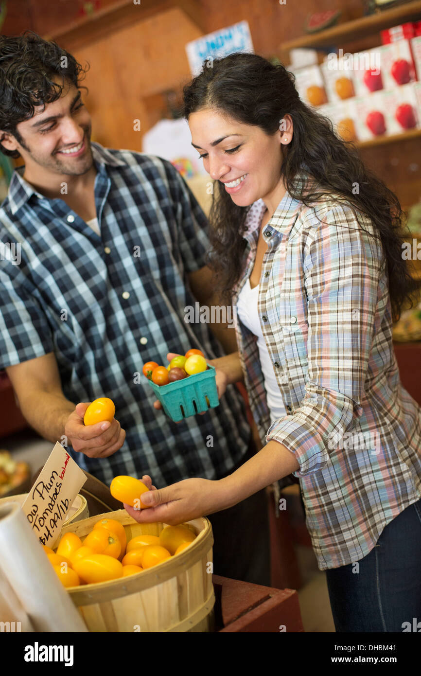 Une ferme la culture et la vente de légumes et fruits biologiques. Un homme et une femme qui travaillent ensemble. Banque D'Images