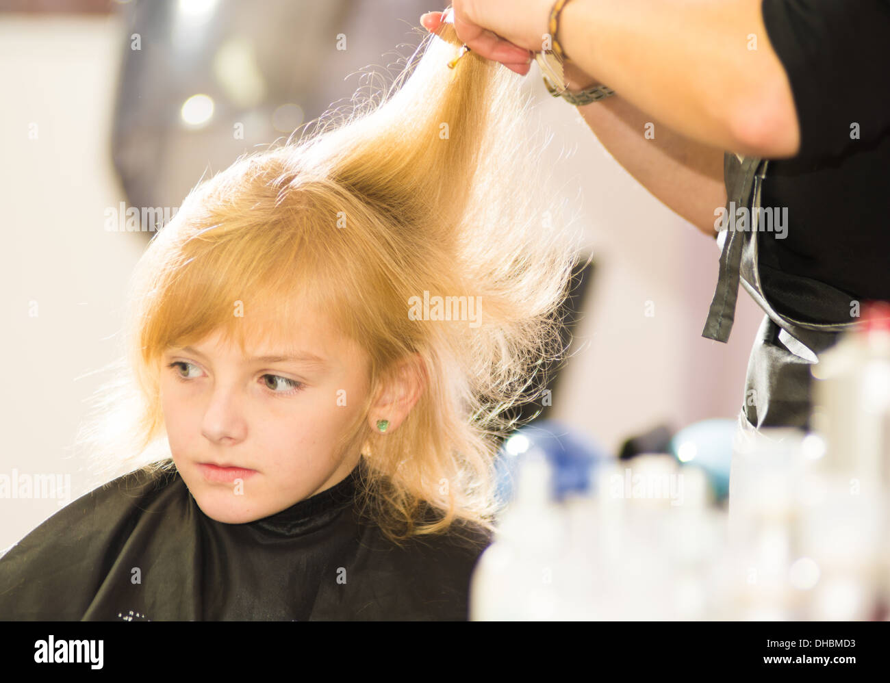 Soins des cheveux - petite fille à un salon de coiffure Banque D'Images