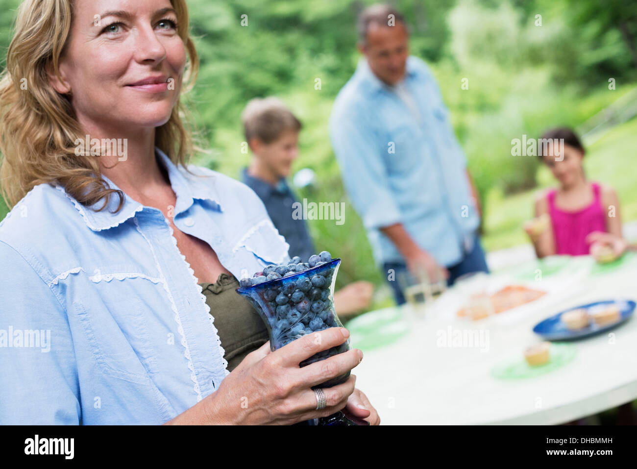 Ferme biologique. Une piscine party de famille et pique-nique. Les adultes et les enfants. Banque D'Images