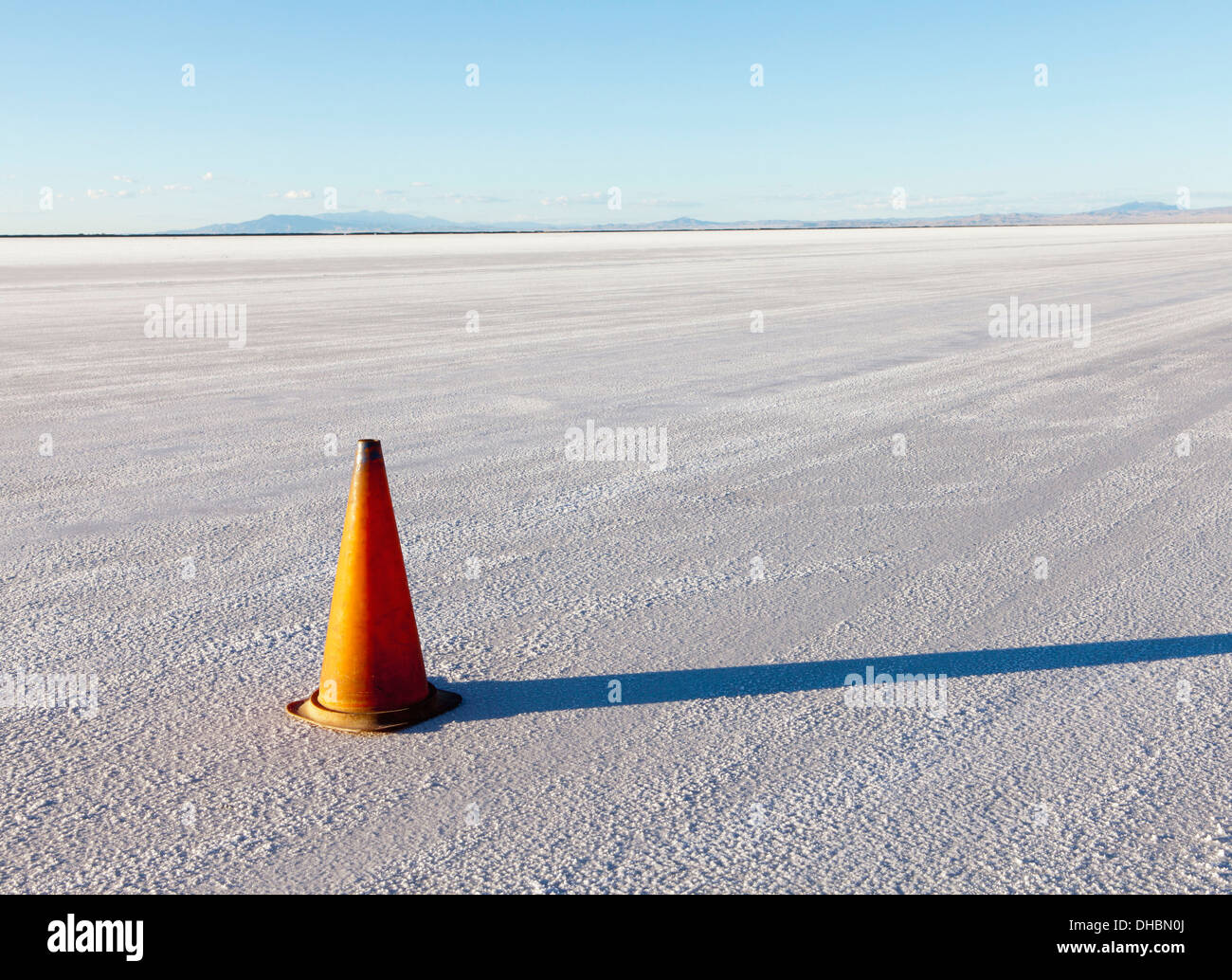 Un seul cône de circulation blanc dans le paysage de la Bonneville Salt Flats, au cours de la Semaine de Vitesse Banque D'Images