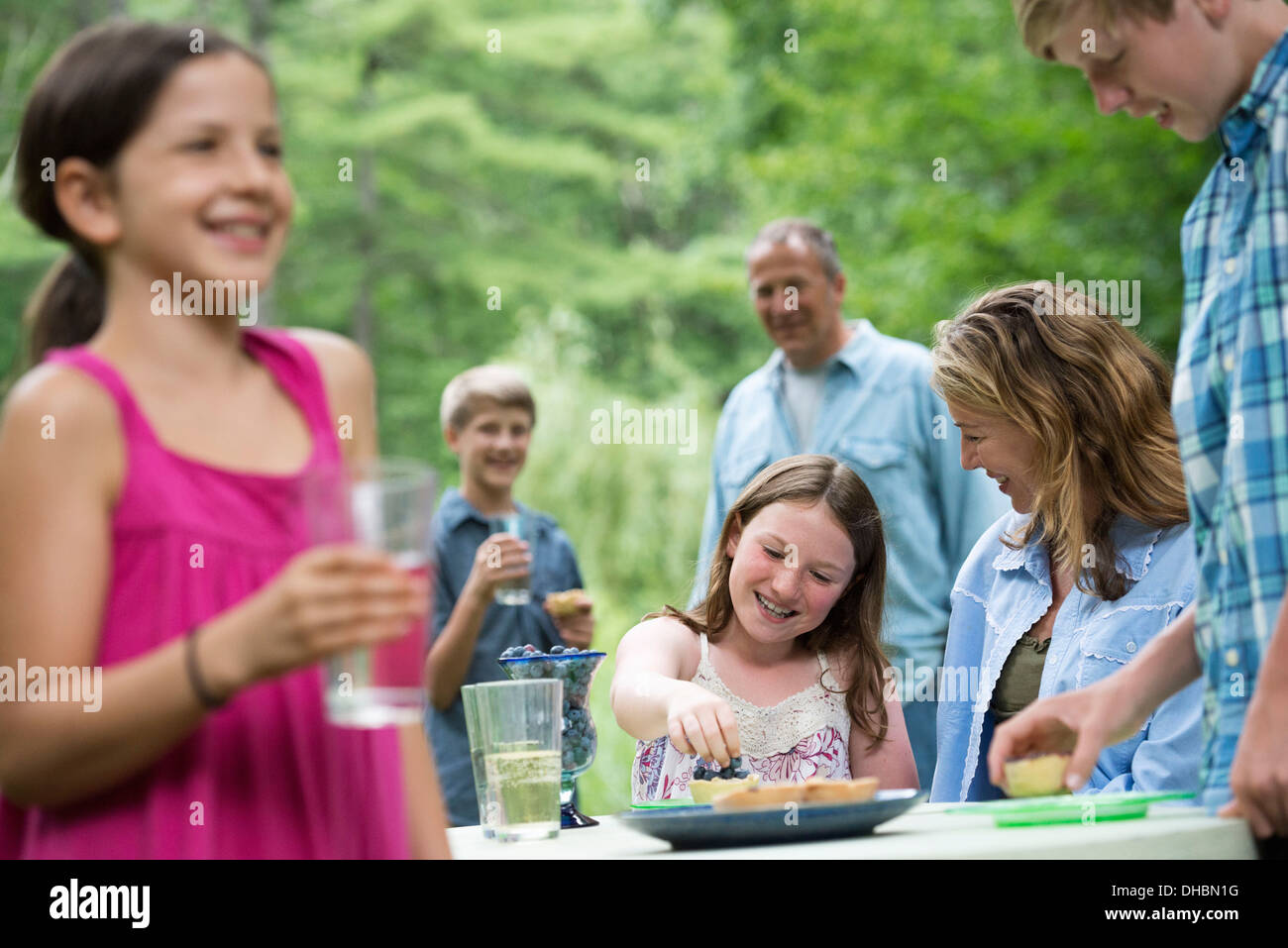 Ferme biologique. Une piscine party de famille et pique-nique. Les adultes et les enfants. Banque D'Images