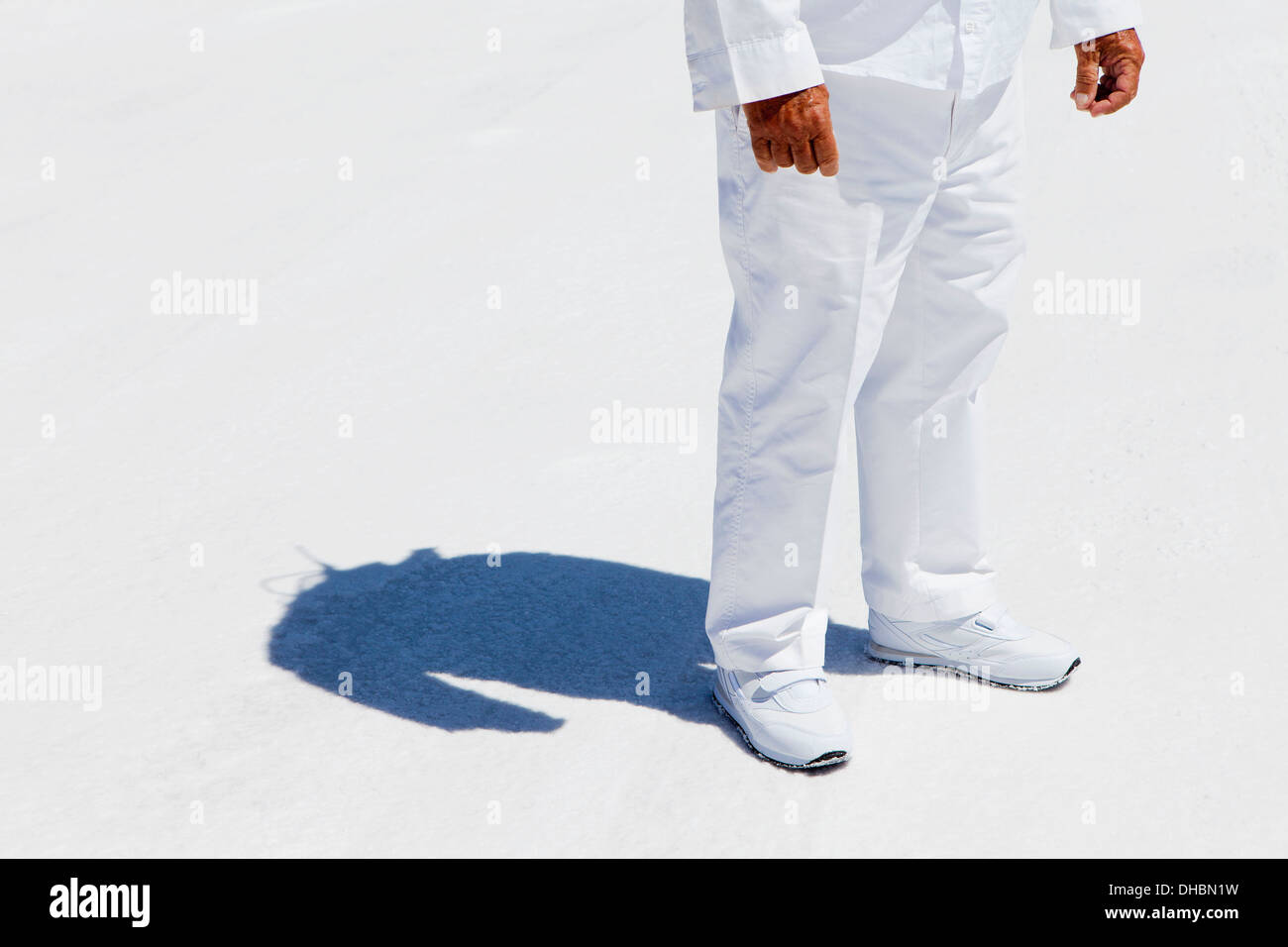 Un homme en combinaisons blanches, un chronométreur officiel de la course sur une voiture de course, à la semaine de vitesse de Bonneville Salt Flats. Banque D'Images