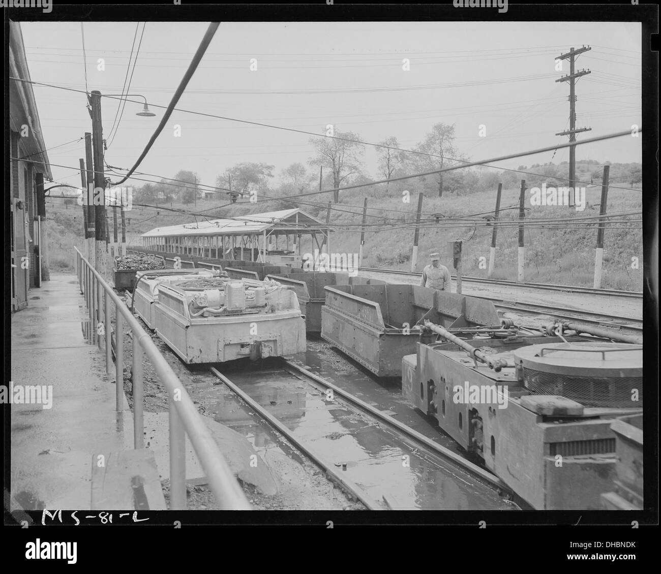 Une photographie montrant des wagons de charbon de navette vides à la mine Westland de la Pittsburgh Coal Company dans le comté de Washington, Pennsylvanie. L'image capture les opérations minières et le transport du charbon. Banque D'Images
