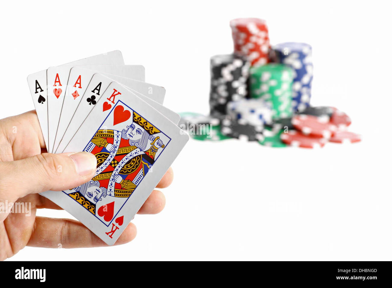 Une main tenant un carré avec des jetons de poker dans l'arrière-plan Banque D'Images
