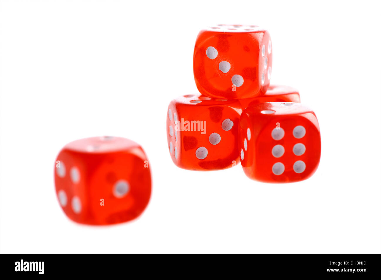 Cinq utilisé red dices studio shot isolated on white Banque D'Images