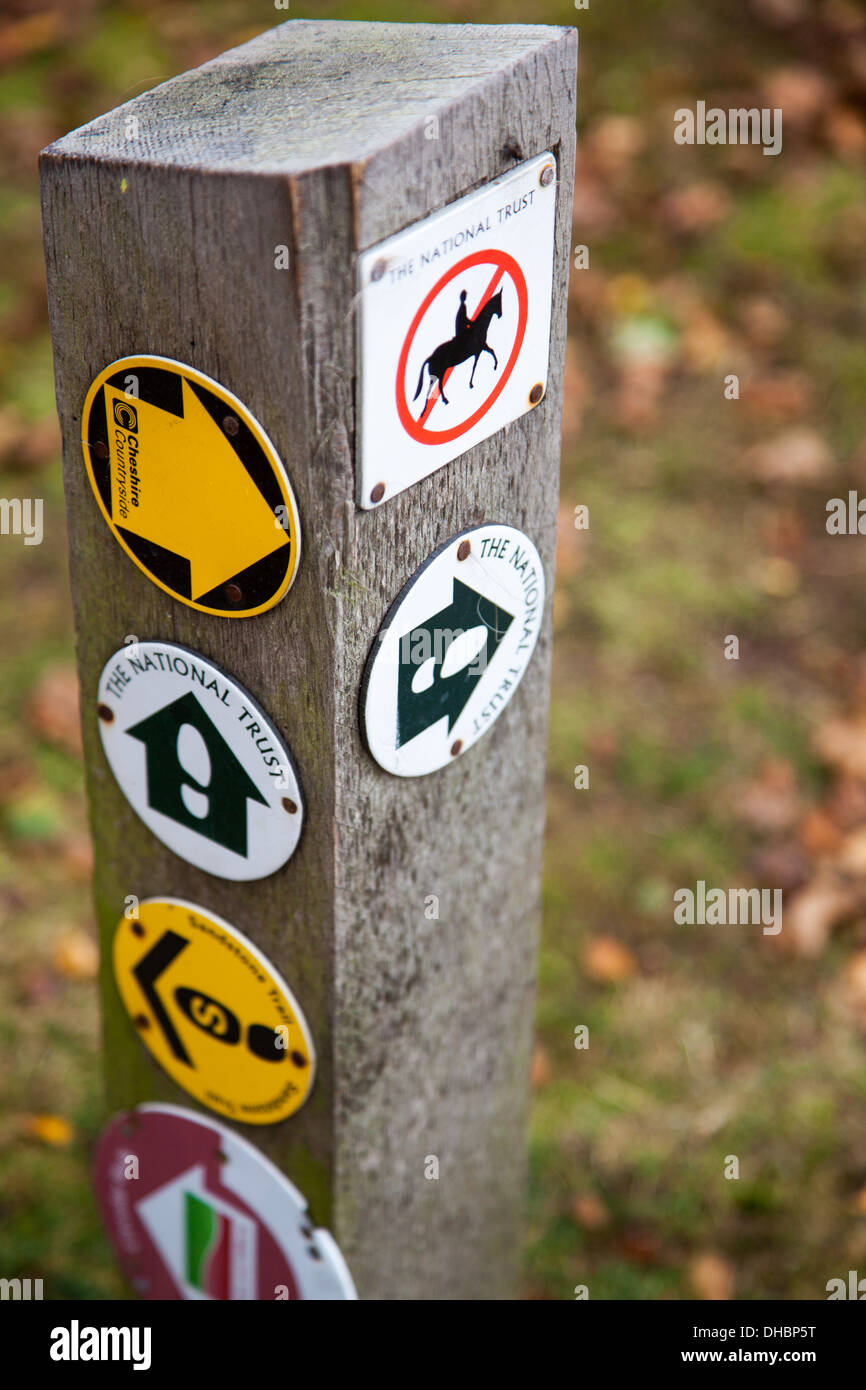 Divers signes sur un poste à Bickerton Hill Cheshire England UK Banque D'Images