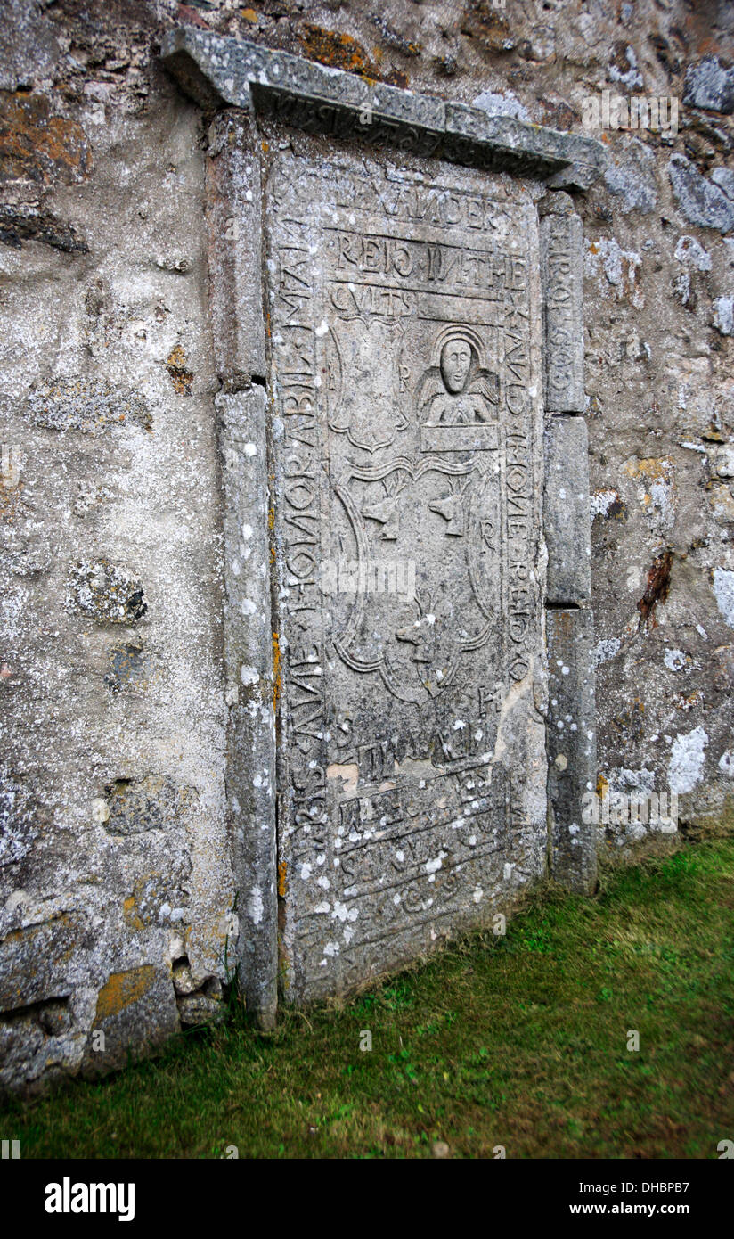 Une vieille pierre situé dans les vestiges du mur nord de l'ancien à kirk Kildrummy, Aberdeenshire, Scotland, UK. Banque D'Images