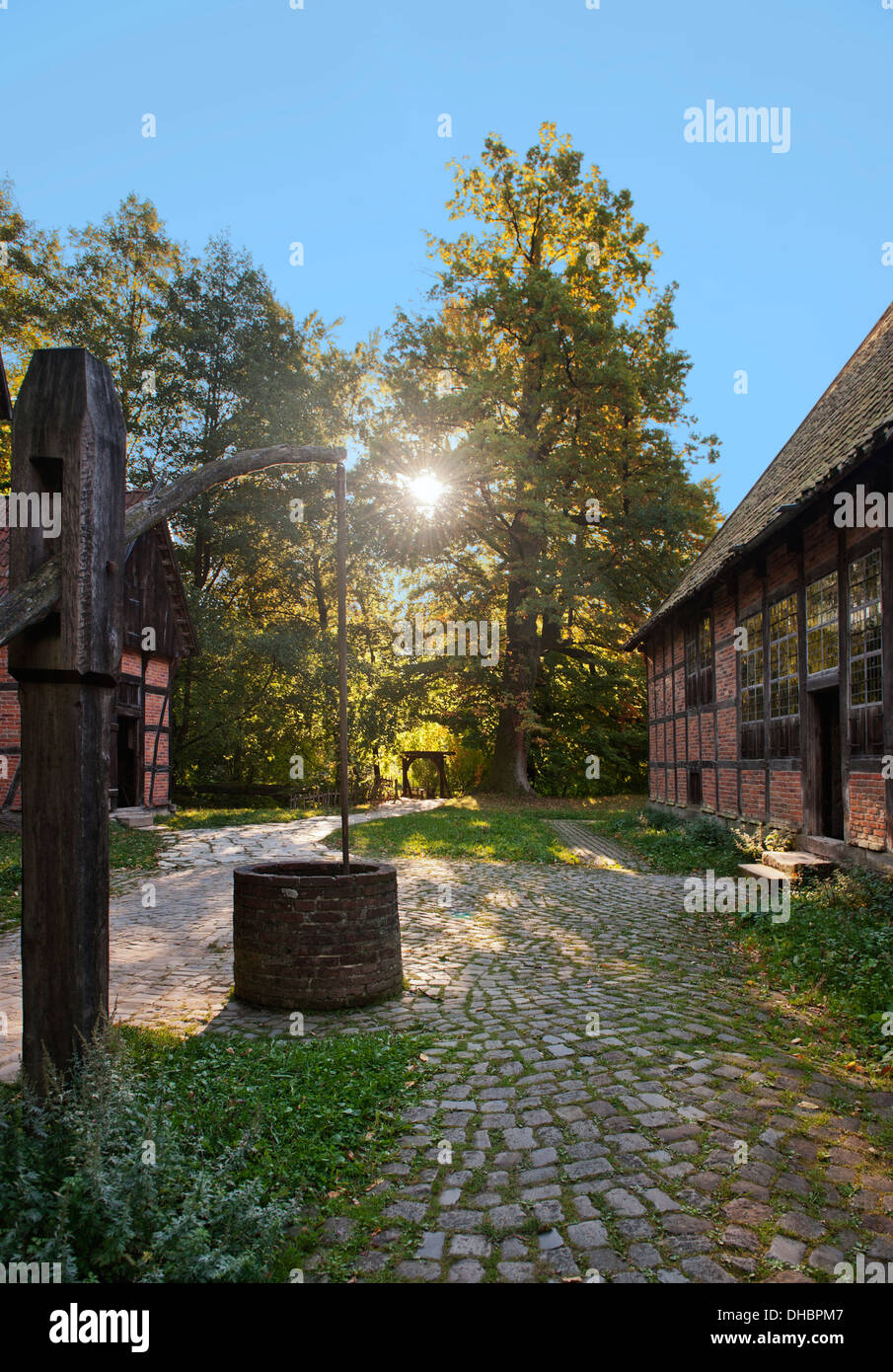 Vieux puits en face d'une vieille grange chambre à partir de la dix-huitième siècle, l'Allemagne, de l'Europe Banque D'Images