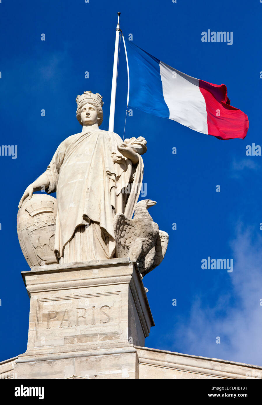 Statue et drapeau français au-dessus de l'entrée principale de la Gare du Nord à Paris. Banque D'Images