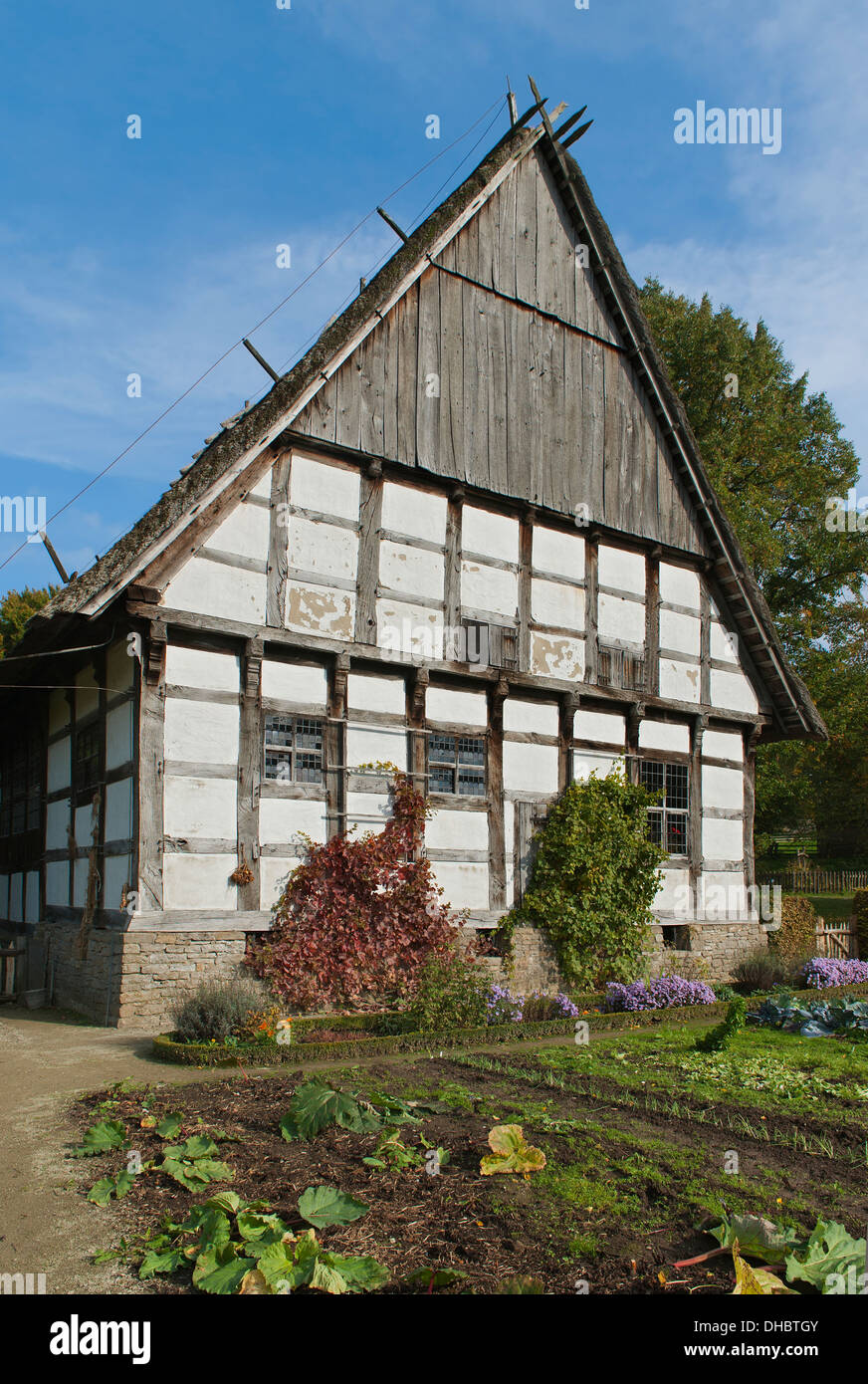 Un jardin d'herbe en face d'un vieux cottage chambre à partir de la dix-huitième siècle, l'Allemagne, de l'Europe Banque D'Images