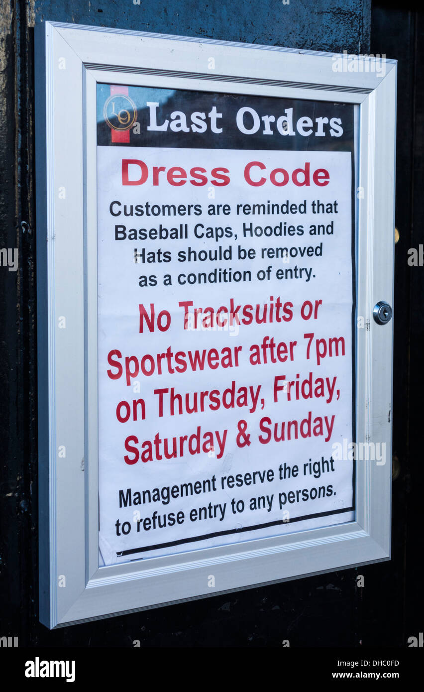 Code vestimentaire signe sur pub porte dans le centre de Middlesbrough, Angleterre du Nord-Est. UK Banque D'Images