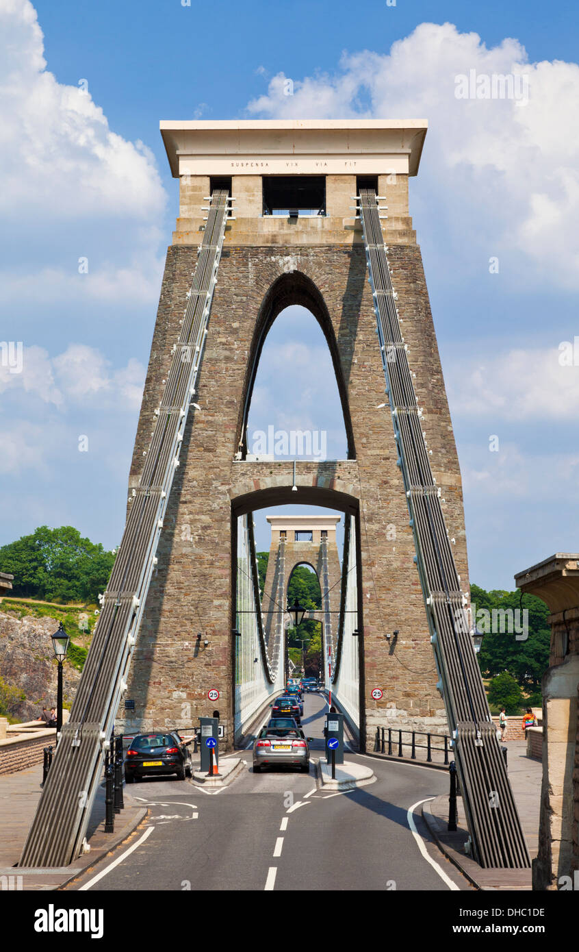 Le trafic traversant le pont suspendu de Clifton Clifton Bristol Downs Avon England UK GB EU Europe Banque D'Images